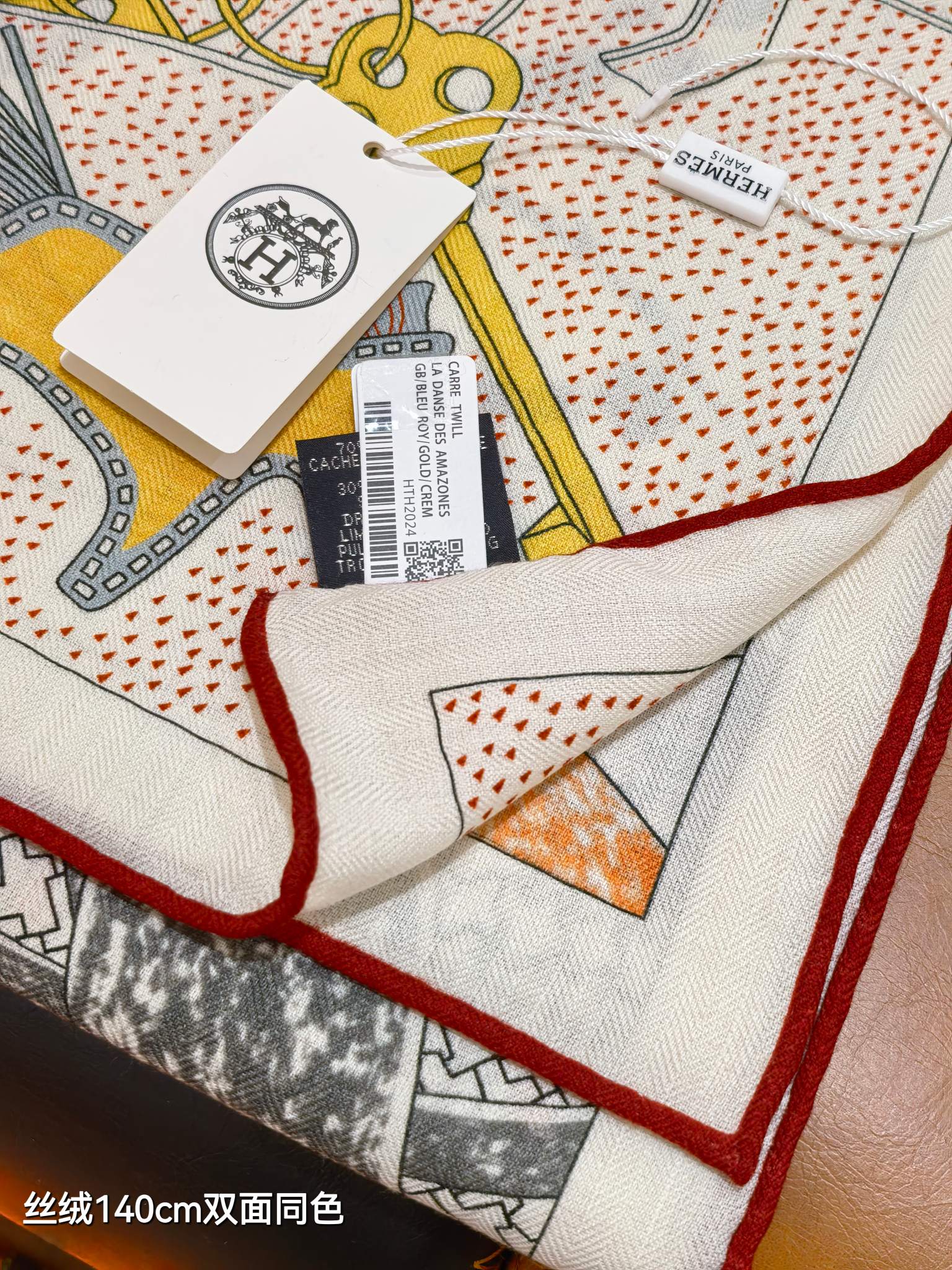 ❄RHMS2558
双面同色  140x140cm 70%羊绒30%真丝
爱马仕《爱马仕之约》