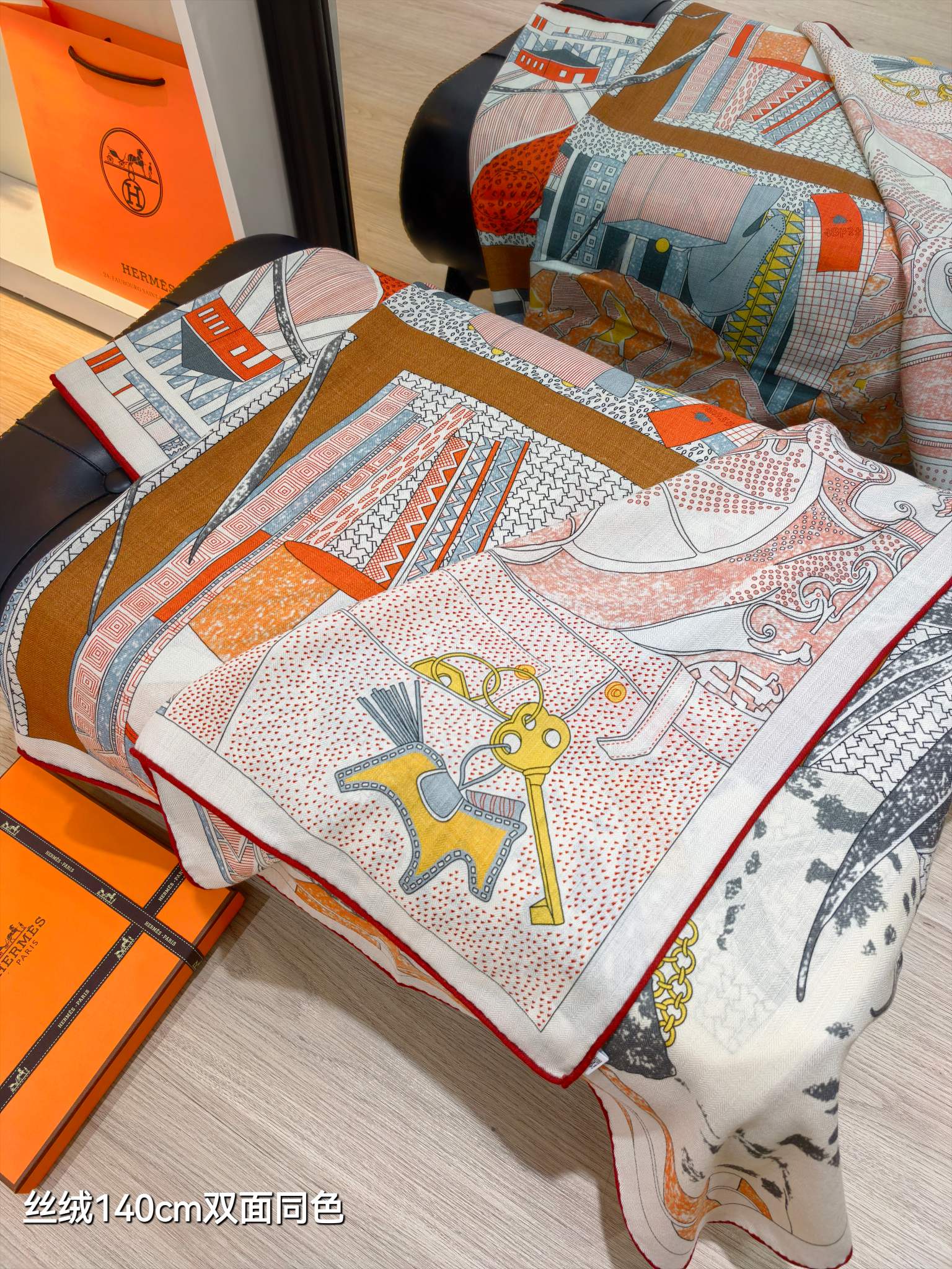 ❄RHMS2558
双面同色  140x140cm 70%羊绒30%真丝
爱马仕《爱马仕之约》