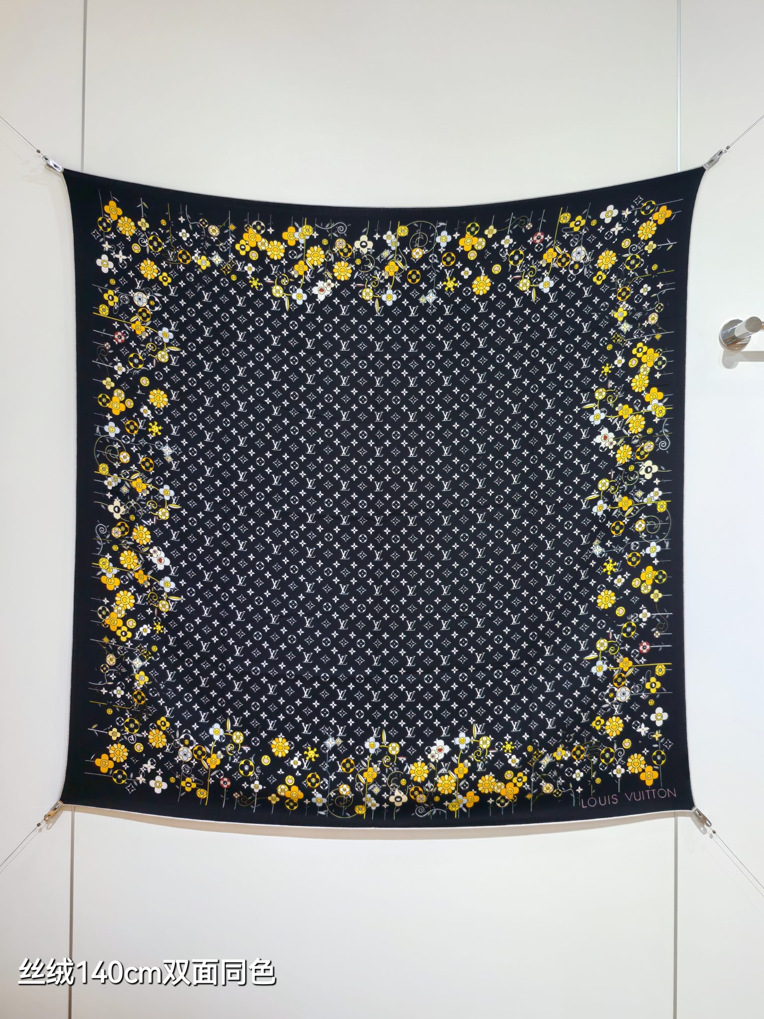 ❄RLV2550
双面同色  140x140cm 70%羊绒30%真丝
LV x TM《Monogram