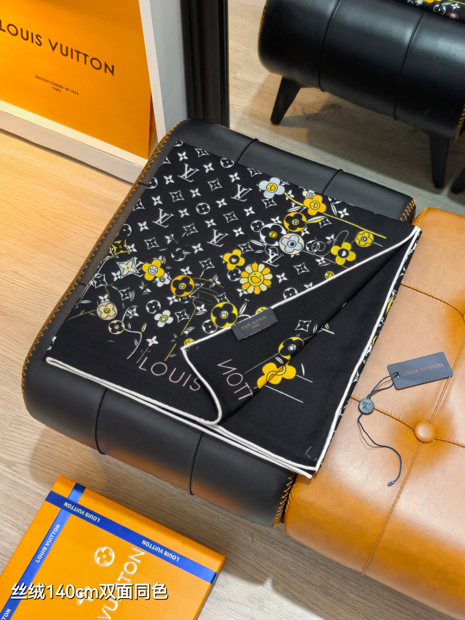 ❄RLV2550
双面同色  140x140cm 70%羊绒30%真丝
LV x TM《Monogram