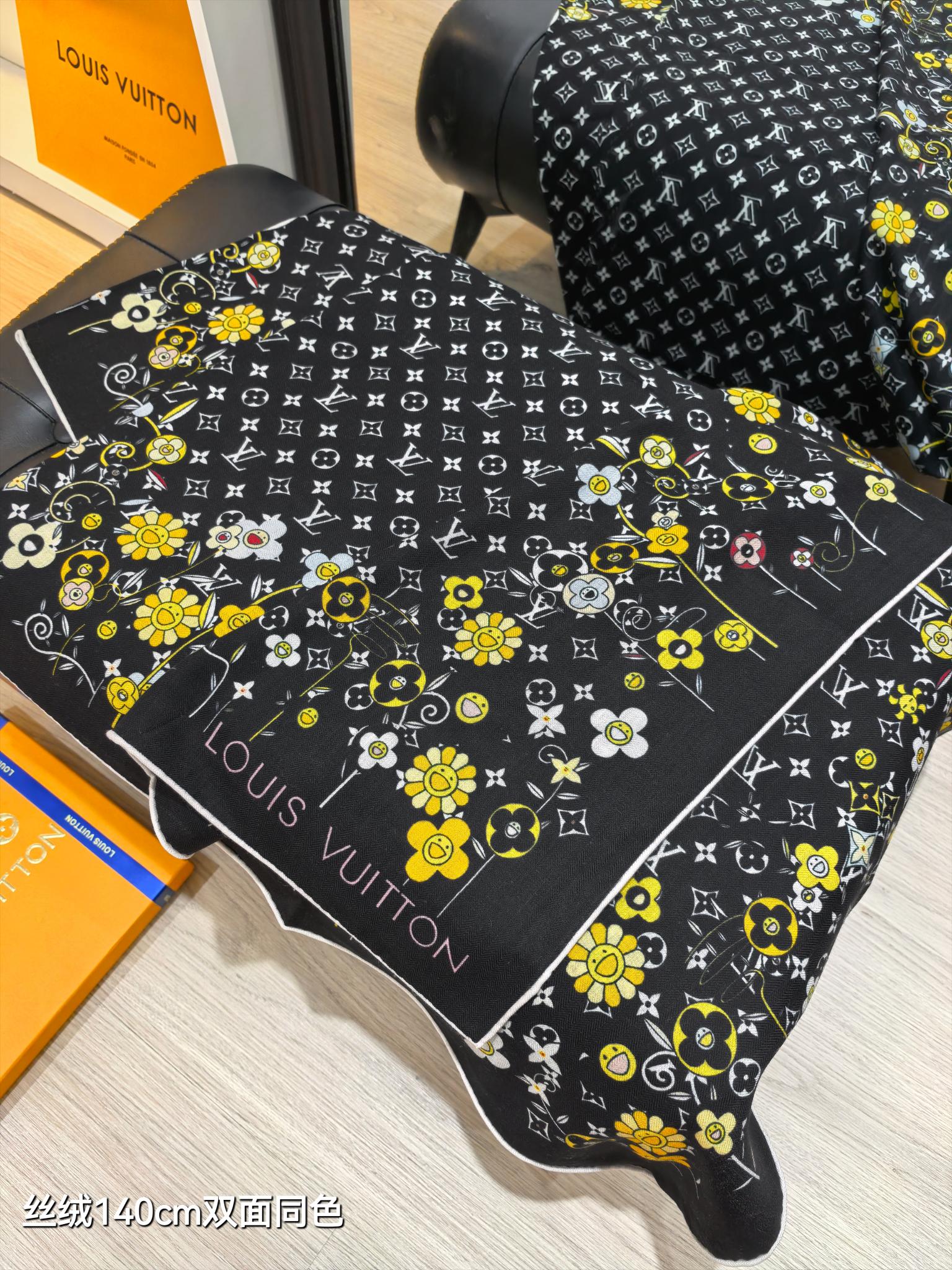 ❄RLV2550
双面同色  140x140cm 70%羊绒30%真丝
LV x TM《Monogram