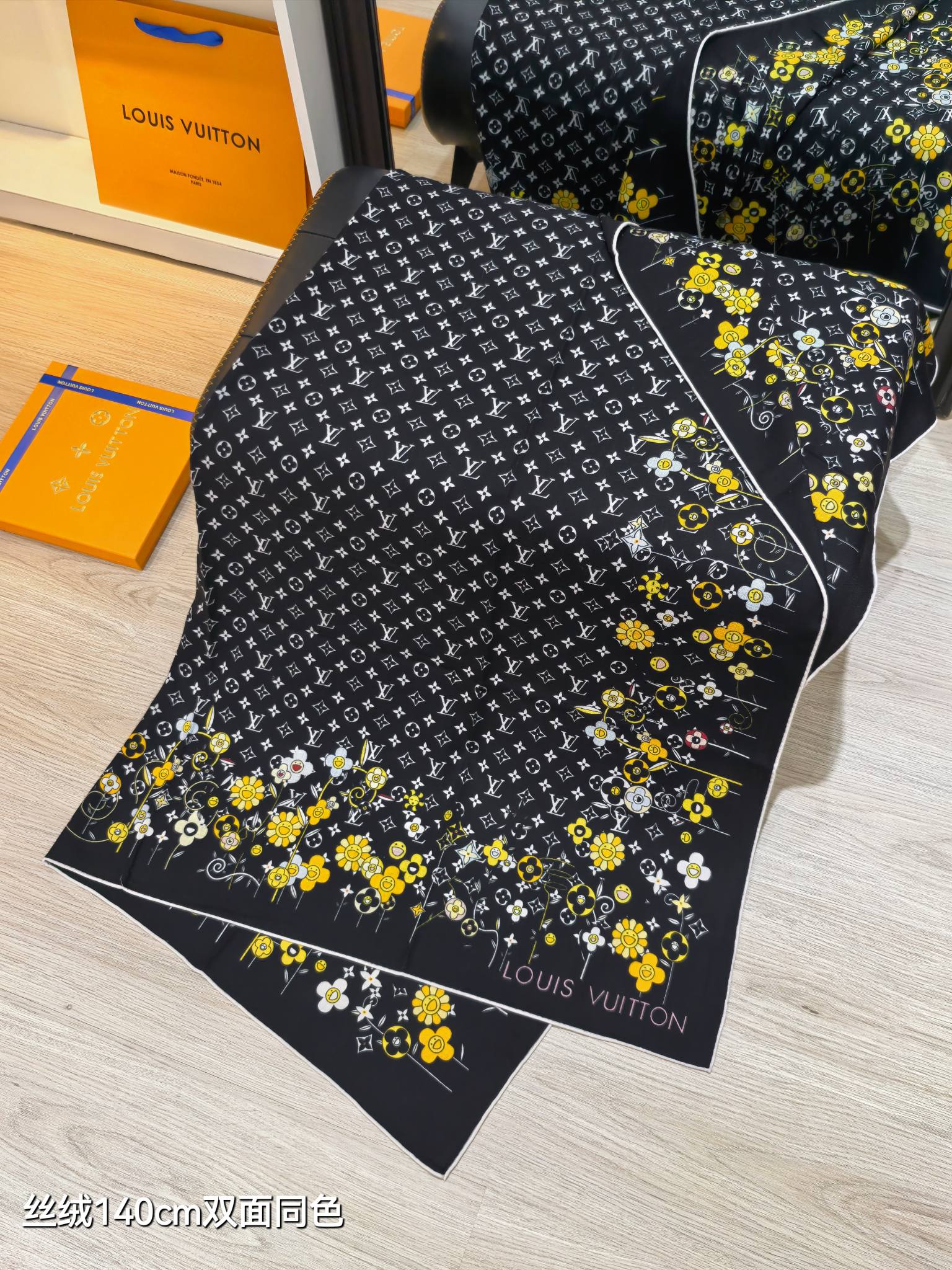 ❄RLV2550
双面同色  140x140cm 70%羊绒30%真丝
LV x TM《Monogram