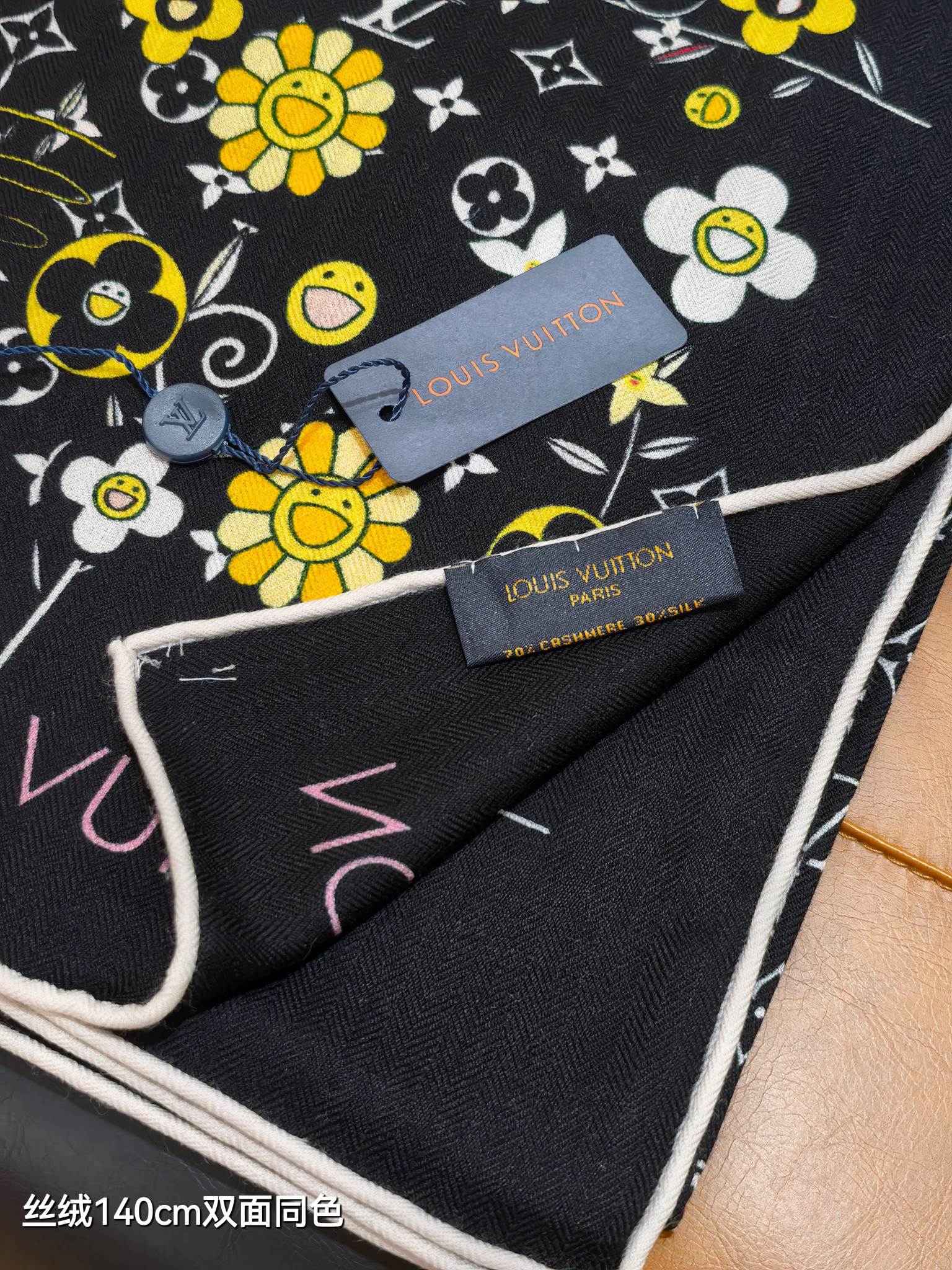 ❄RLV2550
双面同色  140x140cm 70%羊绒30%真丝
LV x TM《Monogram