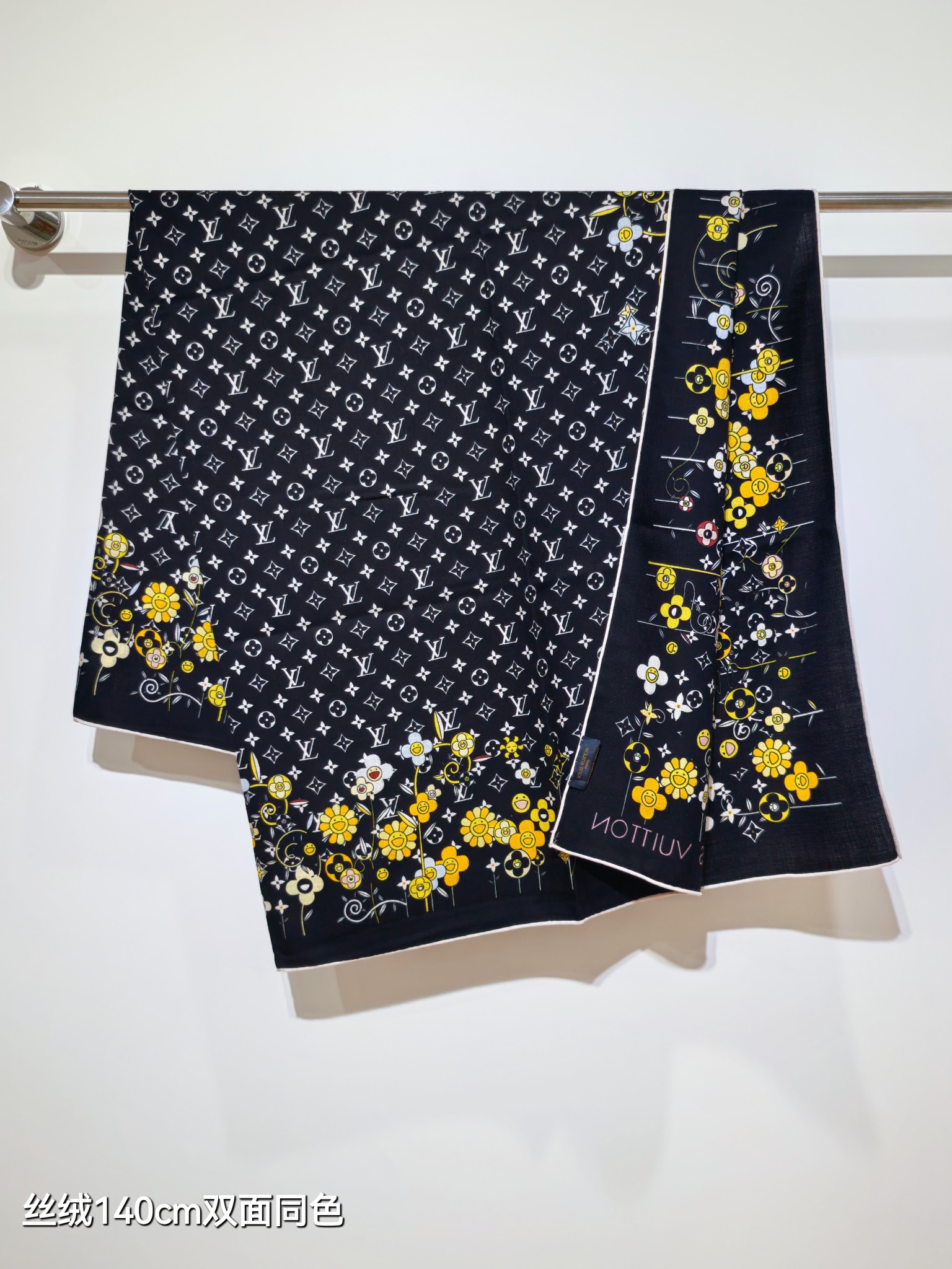 ❄RLV2550
双面同色  140x140cm 70%羊绒30%真丝
LV x TM《Monogram