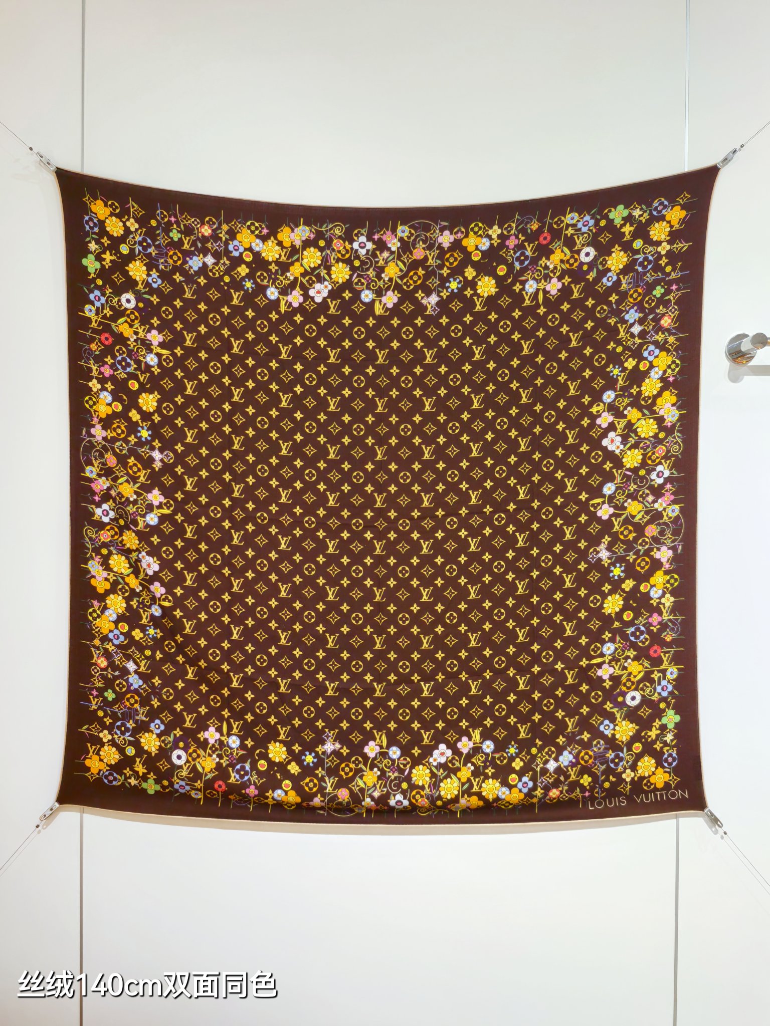 ❄RLV2550
双面同色  140x140cm 70%羊绒30%真丝
LV x TM《Monogram
