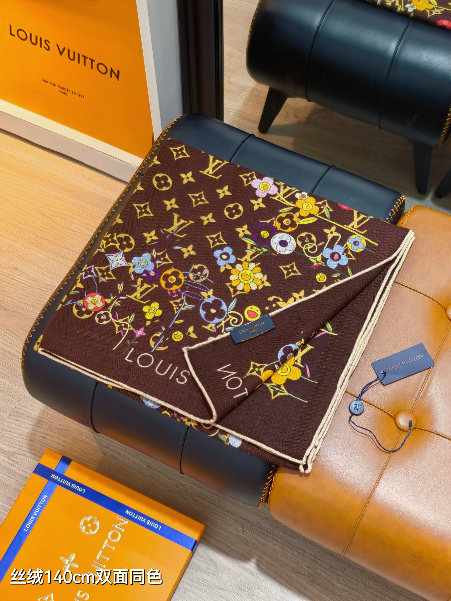 ❄RLV2550
双面同色  140x140cm 70%羊绒30%真丝
LV x TM《Monogram