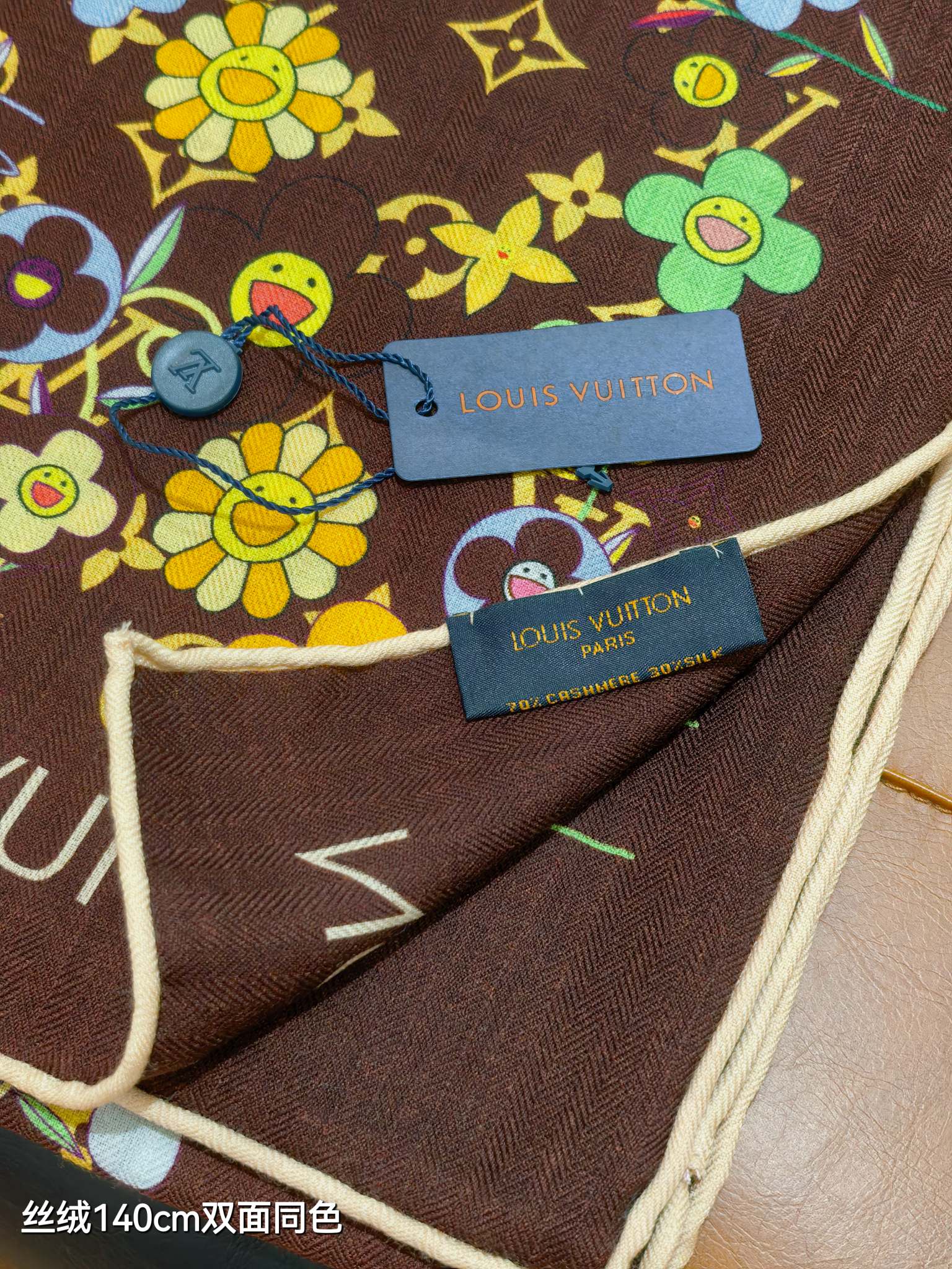 ❄RLV2550
双面同色  140x140cm 70%羊绒30%真丝
LV x TM《Monogram