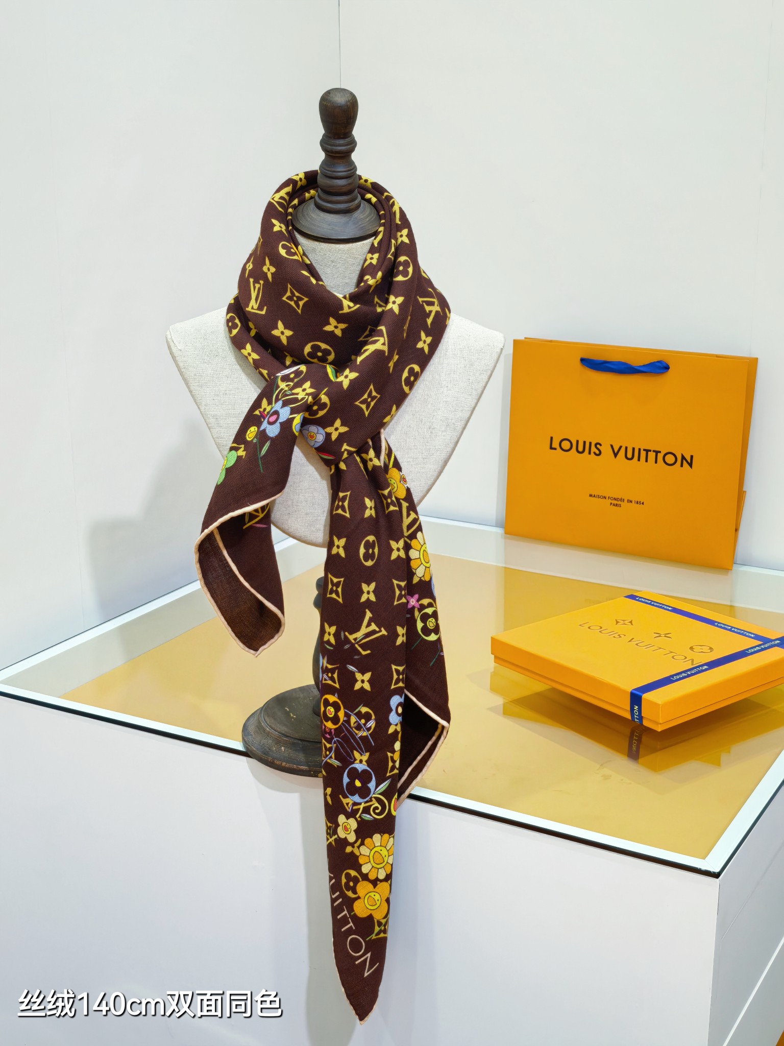 ❄RLV2550
双面同色  140x140cm 70%羊绒30%真丝
LV x TM《Monogram