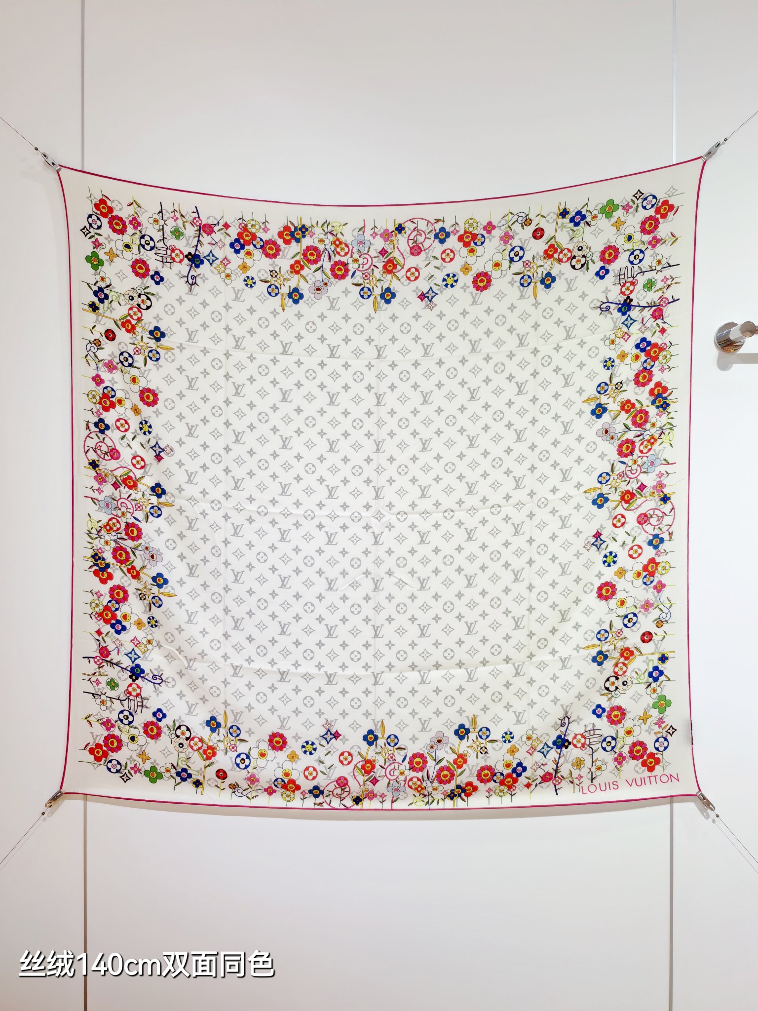 ❄RLV2550
双面同色  140x140cm 70%羊绒30%真丝
LV x TM《Monogram