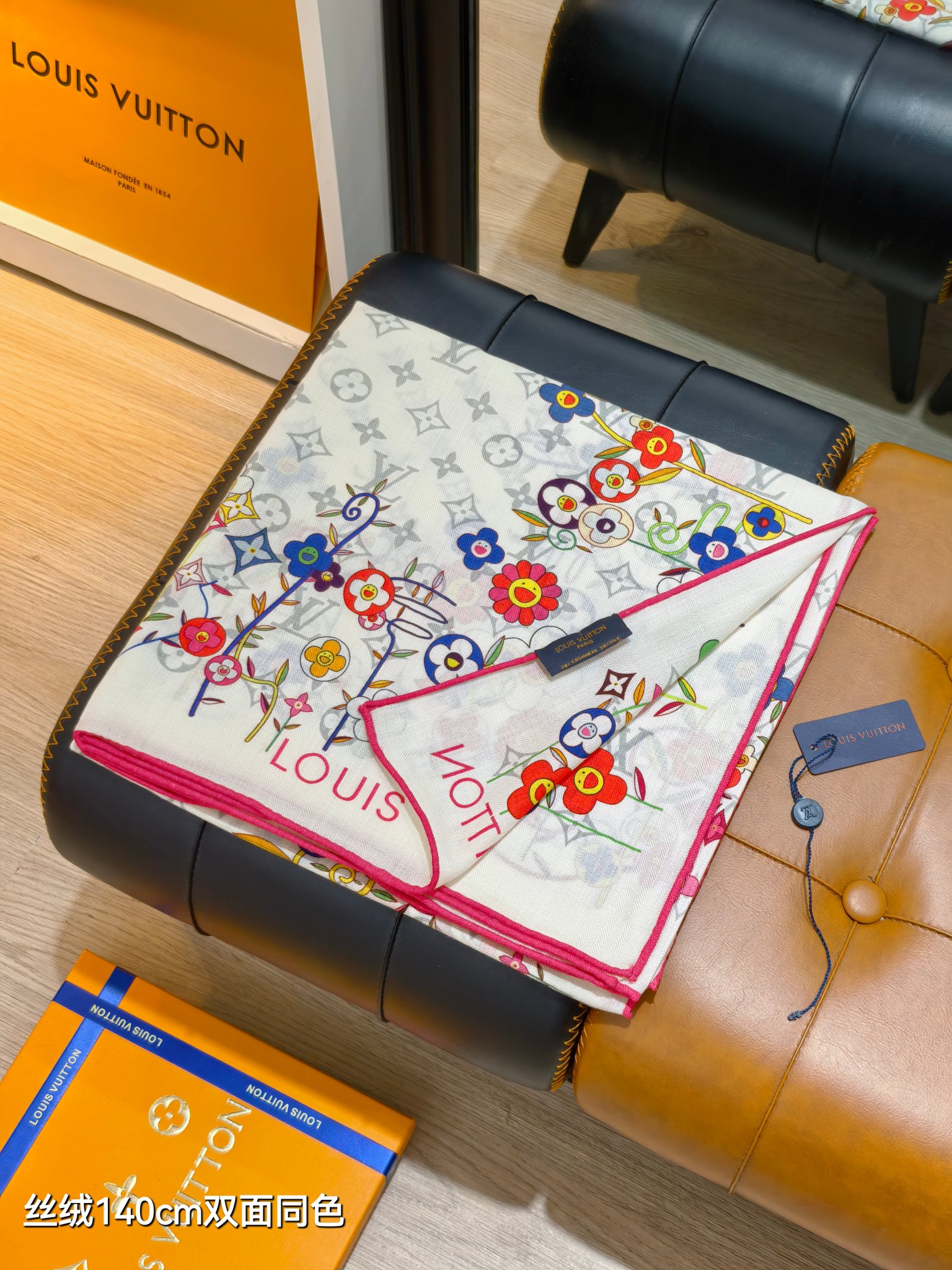 ❄RLV2550
双面同色  140x140cm 70%羊绒30%真丝
LV x TM《Monogram