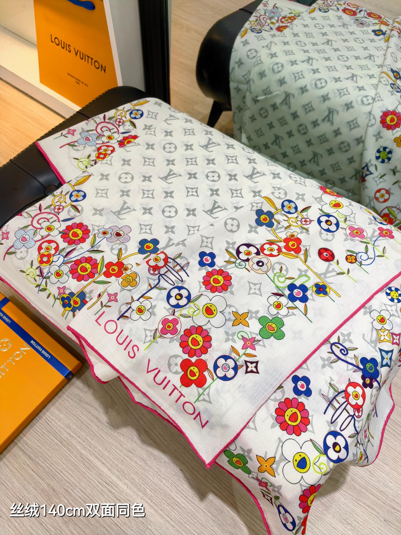 ❄RLV2550
双面同色  140x140cm 70%羊绒30%真丝
LV x TM《Monogram