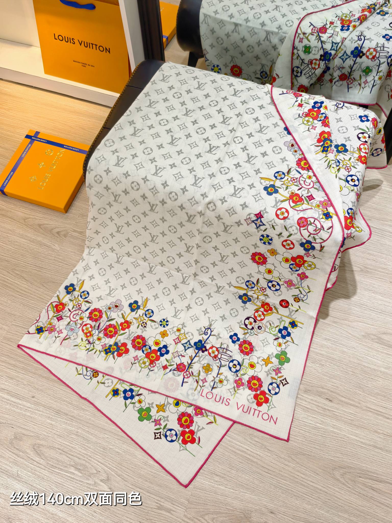 ❄RLV2550
双面同色  140x140cm 70%羊绒30%真丝
LV x TM《Monogram