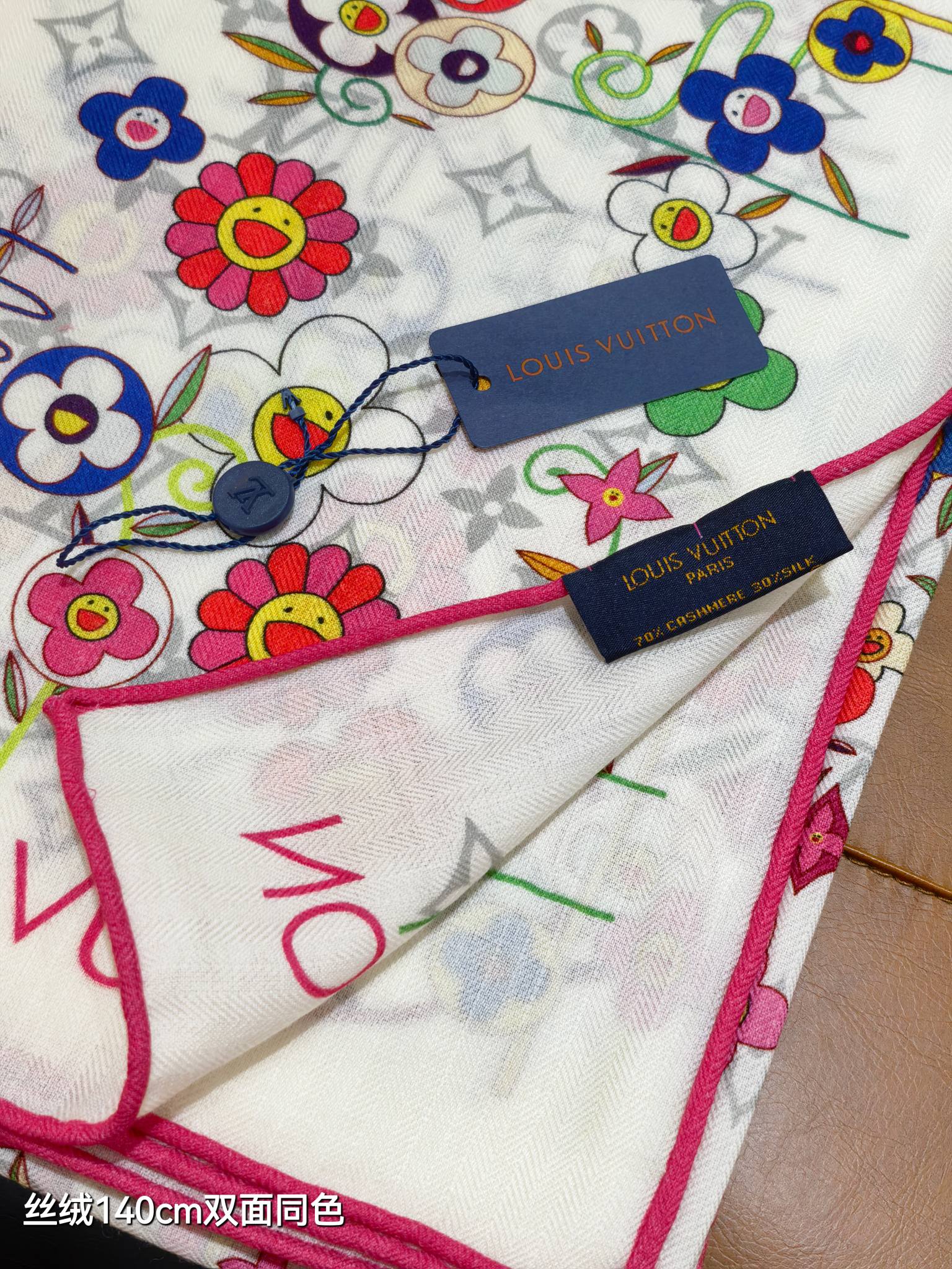 ❄RLV2550
双面同色  140x140cm 70%羊绒30%真丝
LV x TM《Monogram