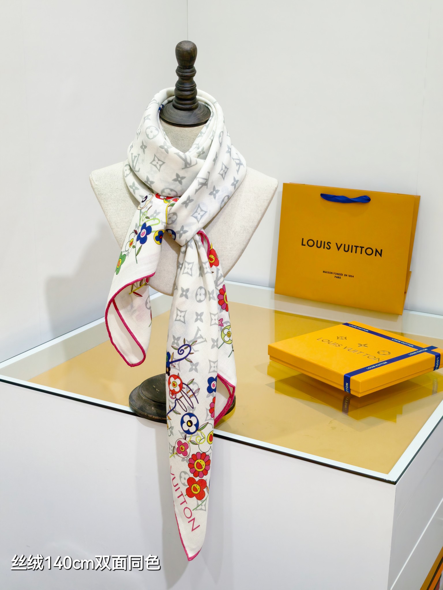 ❄RLV2550
双面同色  140x140cm 70%羊绒30%真丝
LV x TM《Monogram