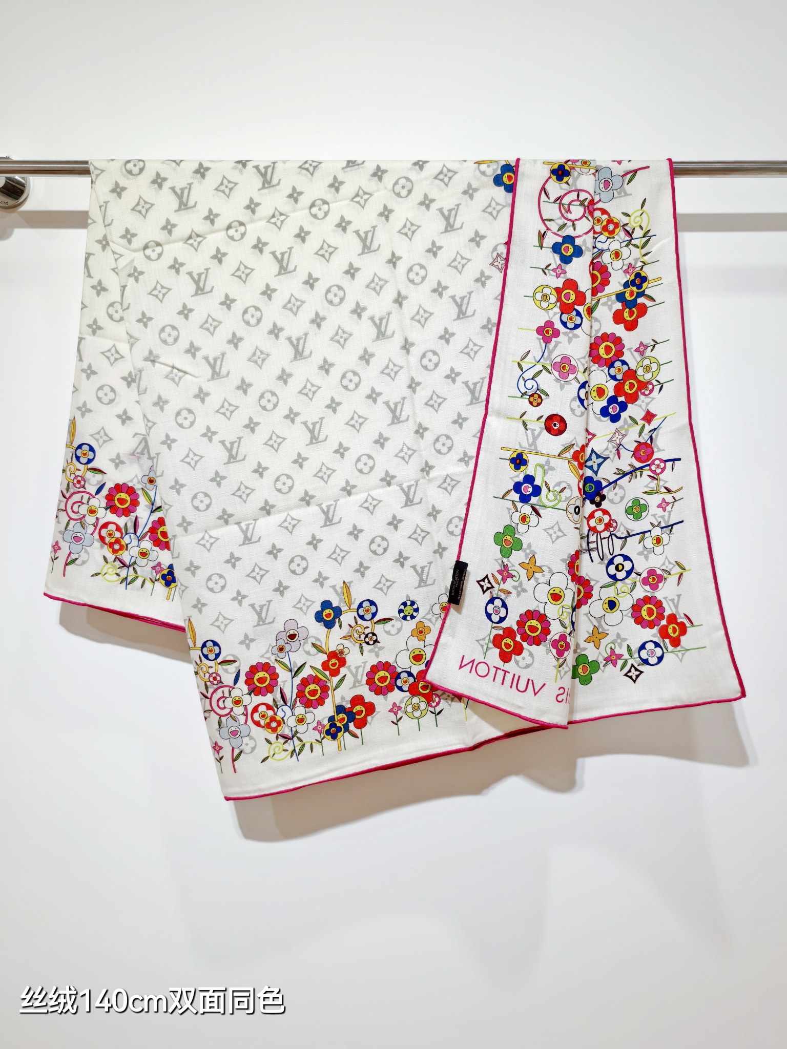 ❄RLV2550
双面同色  140x140cm 70%羊绒30%真丝
LV x TM《Monogram