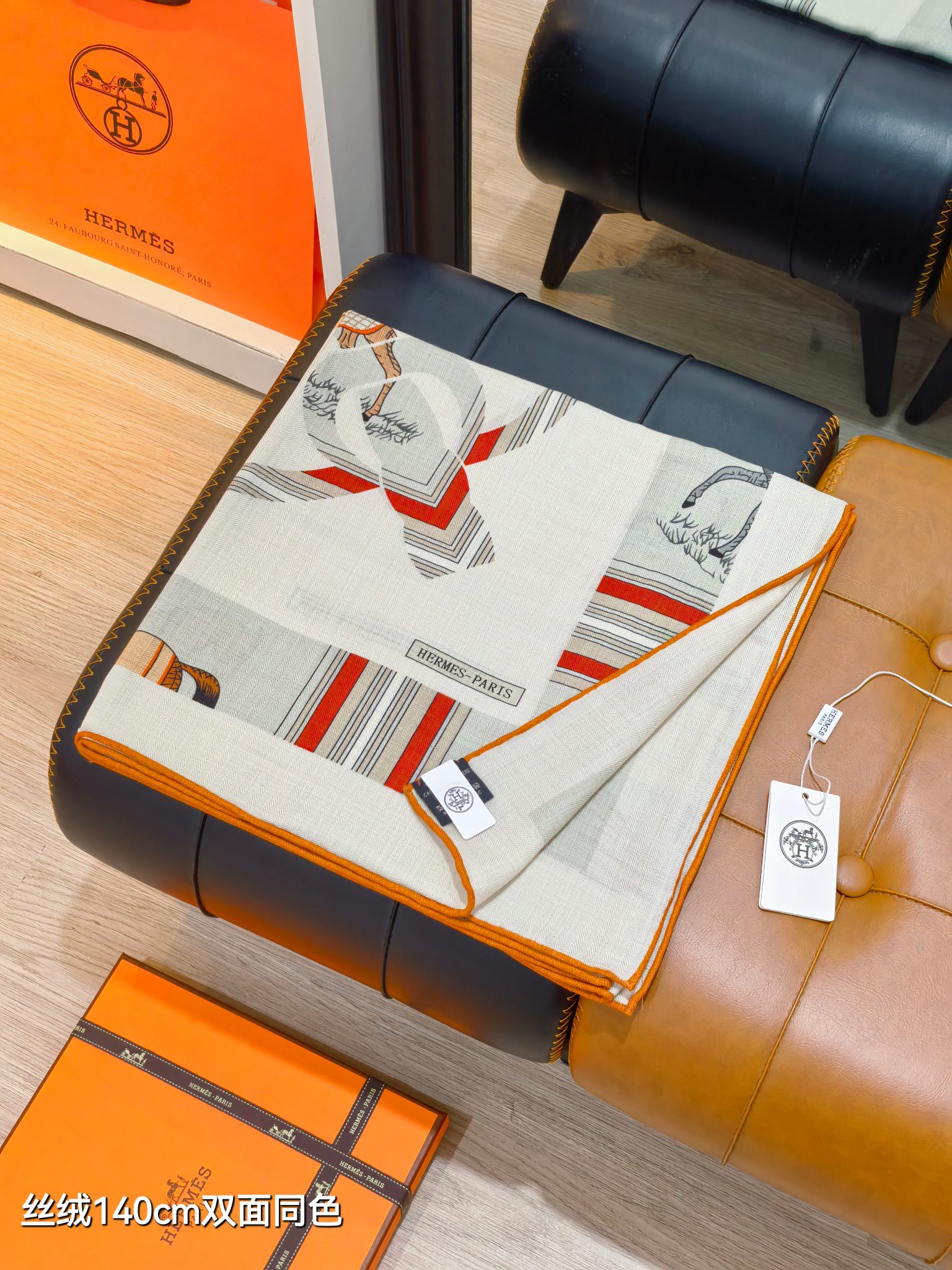 ❄RHMS2561
双面同色  140x140cm 70%羊绒30%真丝
爱马仕《金质马刺与骏马的披挂叠