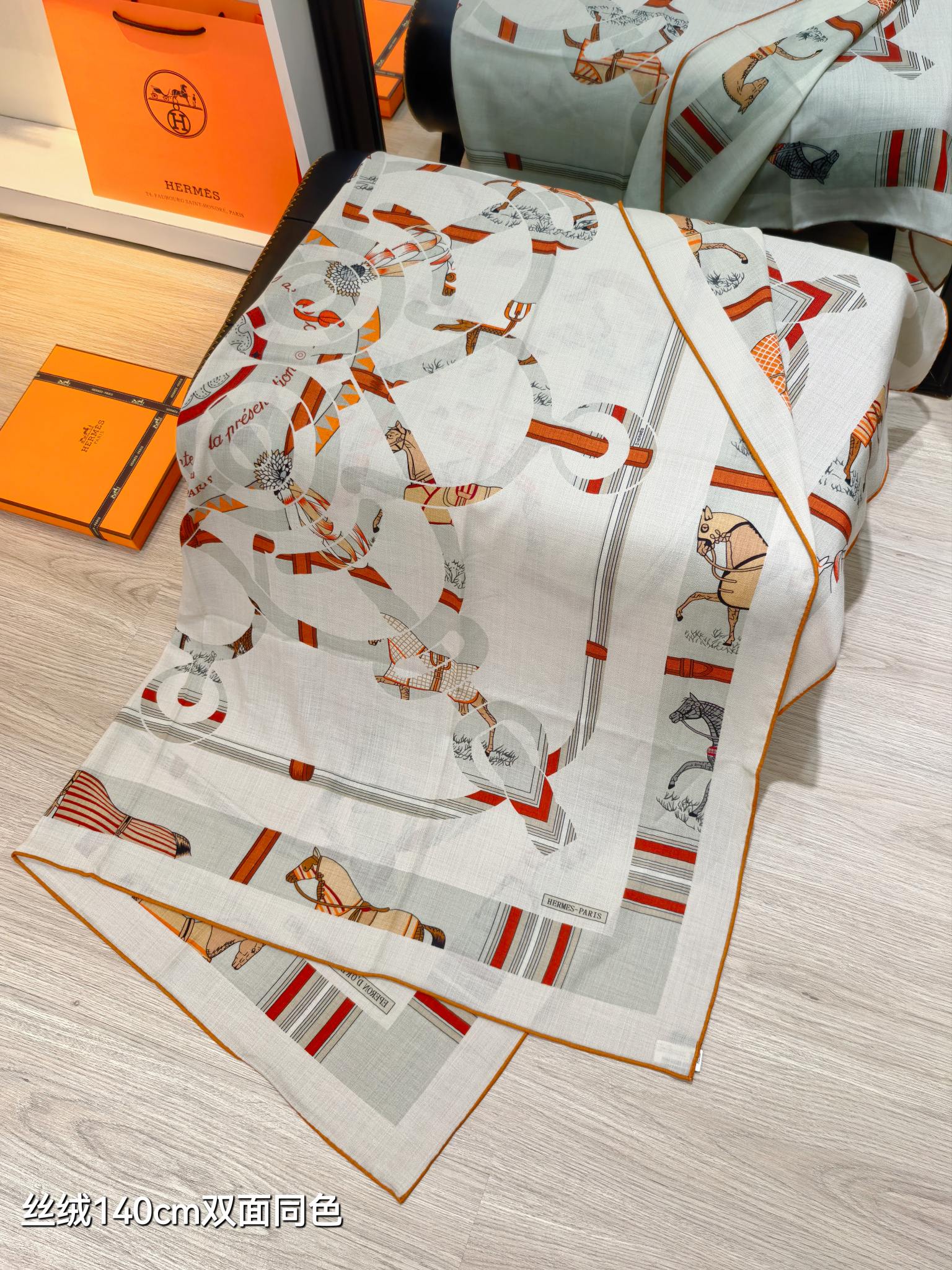 ❄RHMS2561
双面同色  140x140cm 70%羊绒30%真丝
爱马仕《金质马刺与骏马的披挂叠