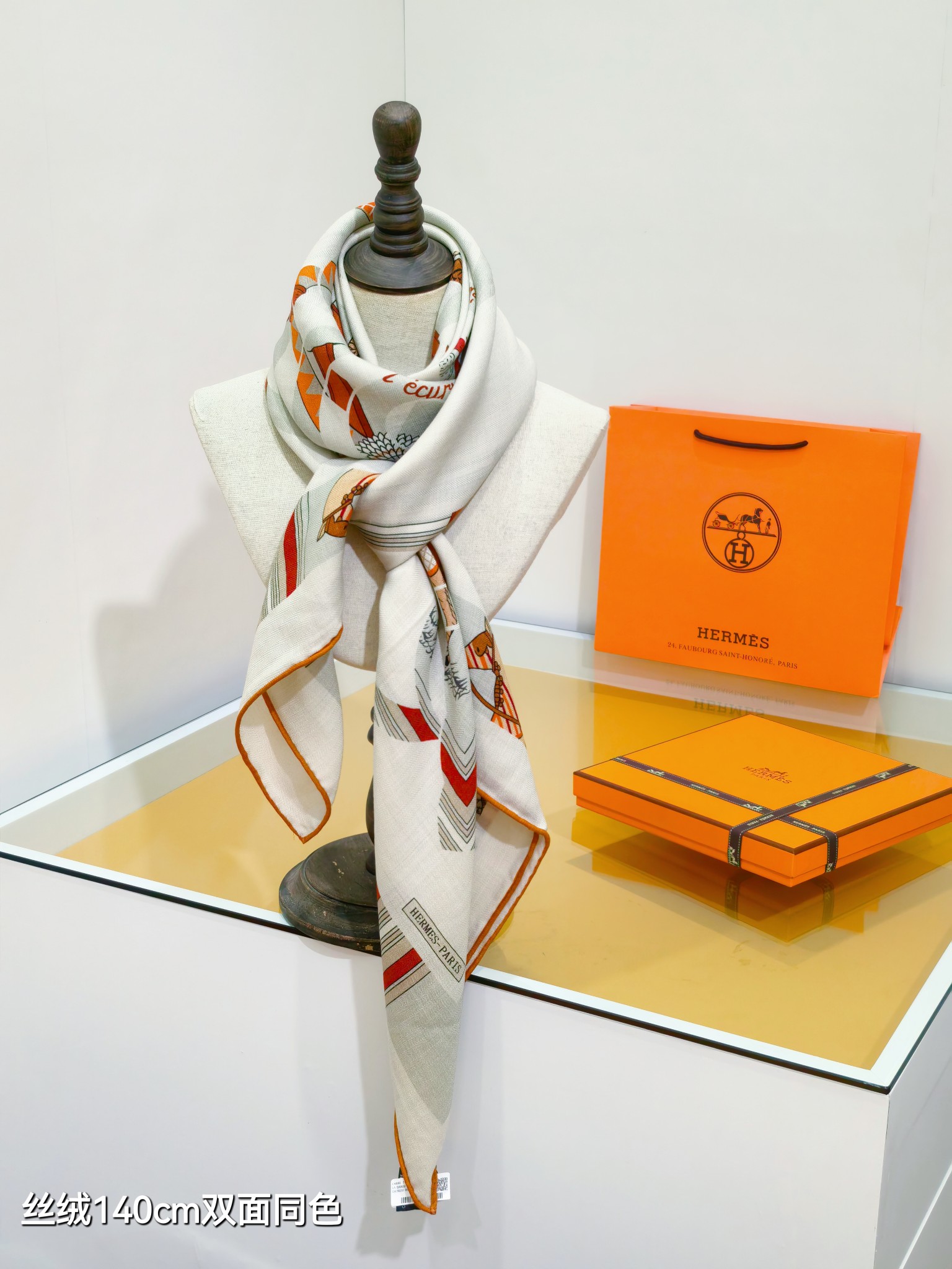 ❄RHMS2561
双面同色  140x140cm 70%羊绒30%真丝
爱马仕《金质马刺与骏马的披挂叠