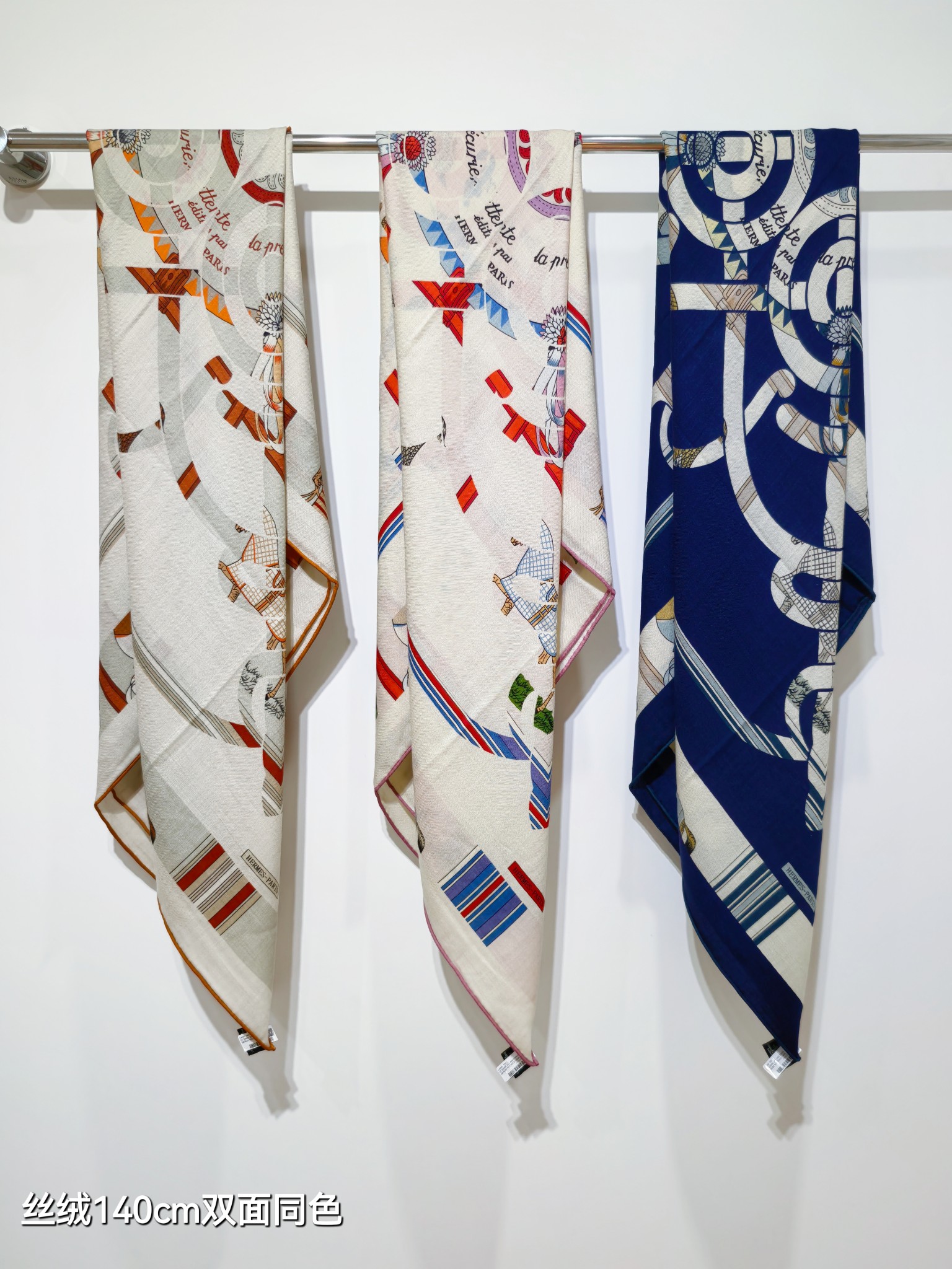 ❄RHMS2561
双面同色  140x140cm 70%羊绒30%真丝
爱马仕《金质马刺与骏马的披挂叠