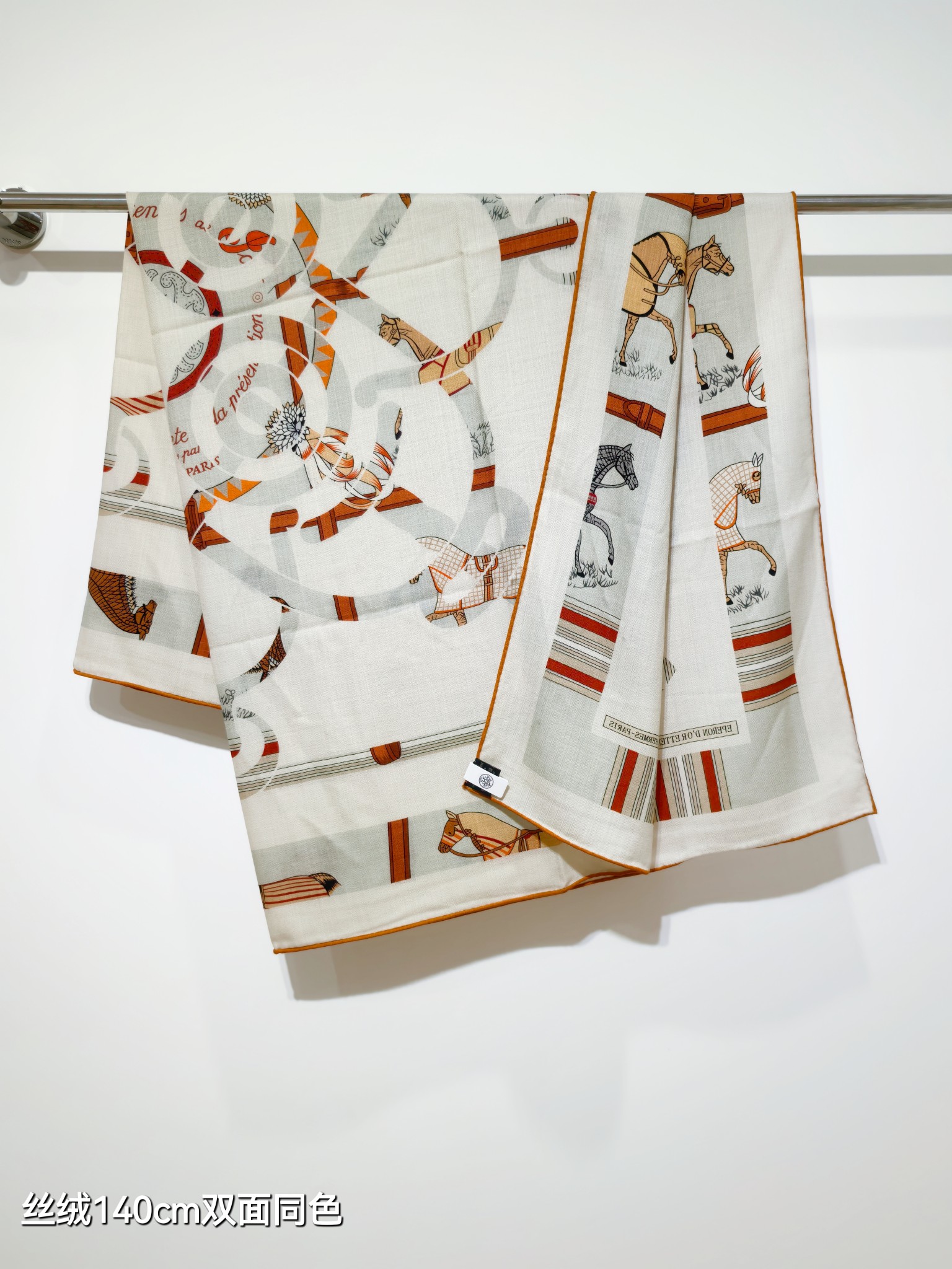 ❄RHMS2561
双面同色  140x140cm 70%羊绒30%真丝
爱马仕《金质马刺与骏马的披挂叠