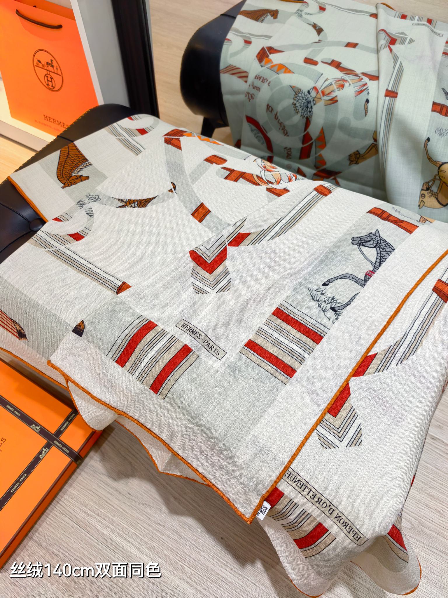 ❄RHMS2561
双面同色  140x140cm 70%羊绒30%真丝
爱马仕《金质马刺与骏马的披挂叠