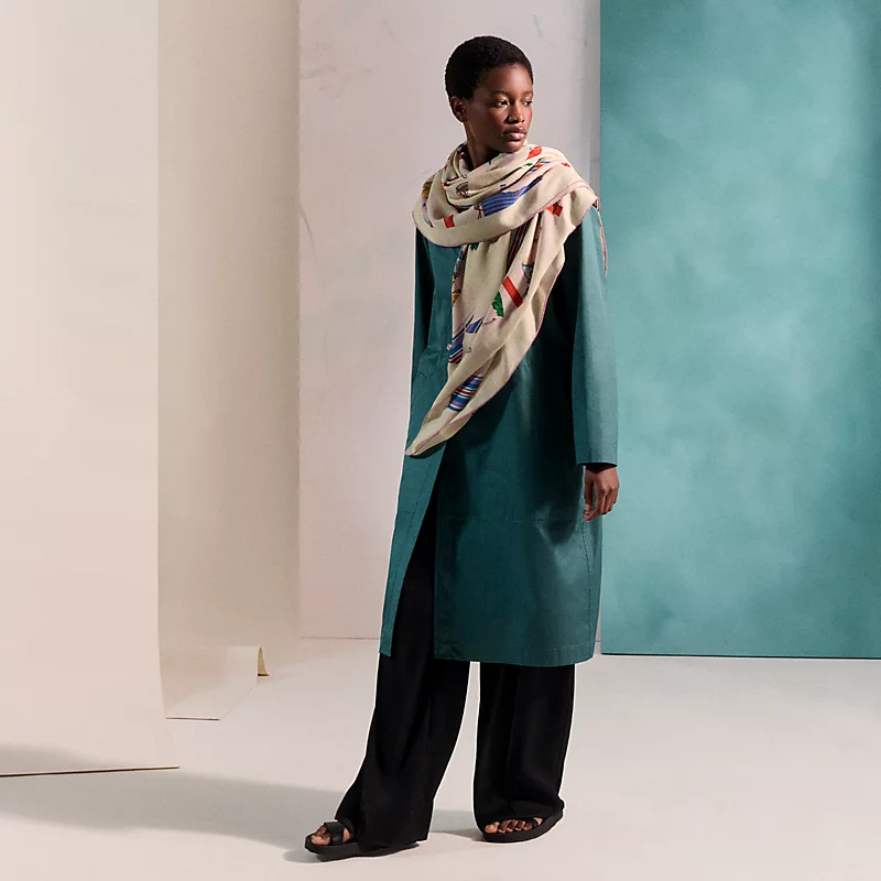 ❄RHMS2561
双面同色  140x140cm 70%羊绒30%真丝
爱马仕《金质马刺与骏马的披挂叠