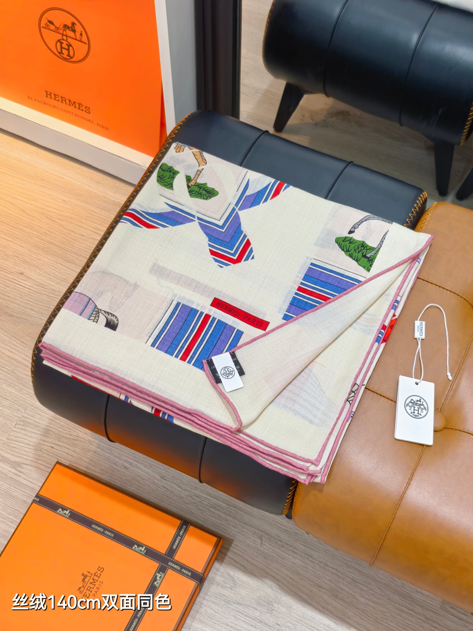 ❄RHMS2561
双面同色  140x140cm 70%羊绒30%真丝
爱马仕《金质马刺与骏马的披挂叠