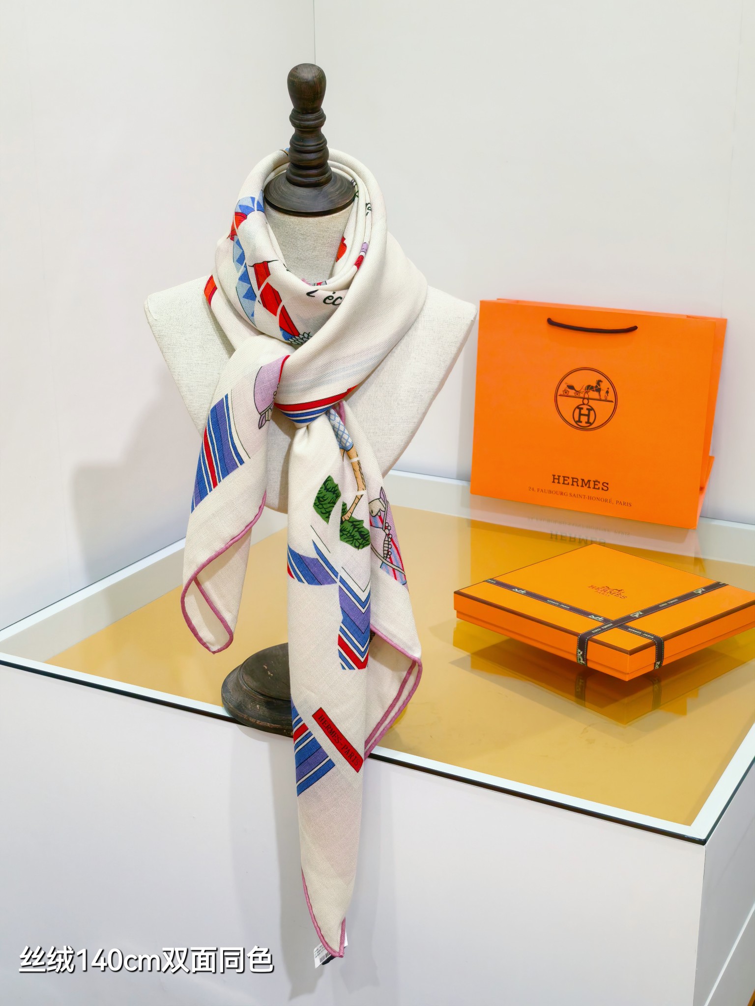 ❄RHMS2561
双面同色  140x140cm 70%羊绒30%真丝
爱马仕《金质马刺与骏马的披挂叠