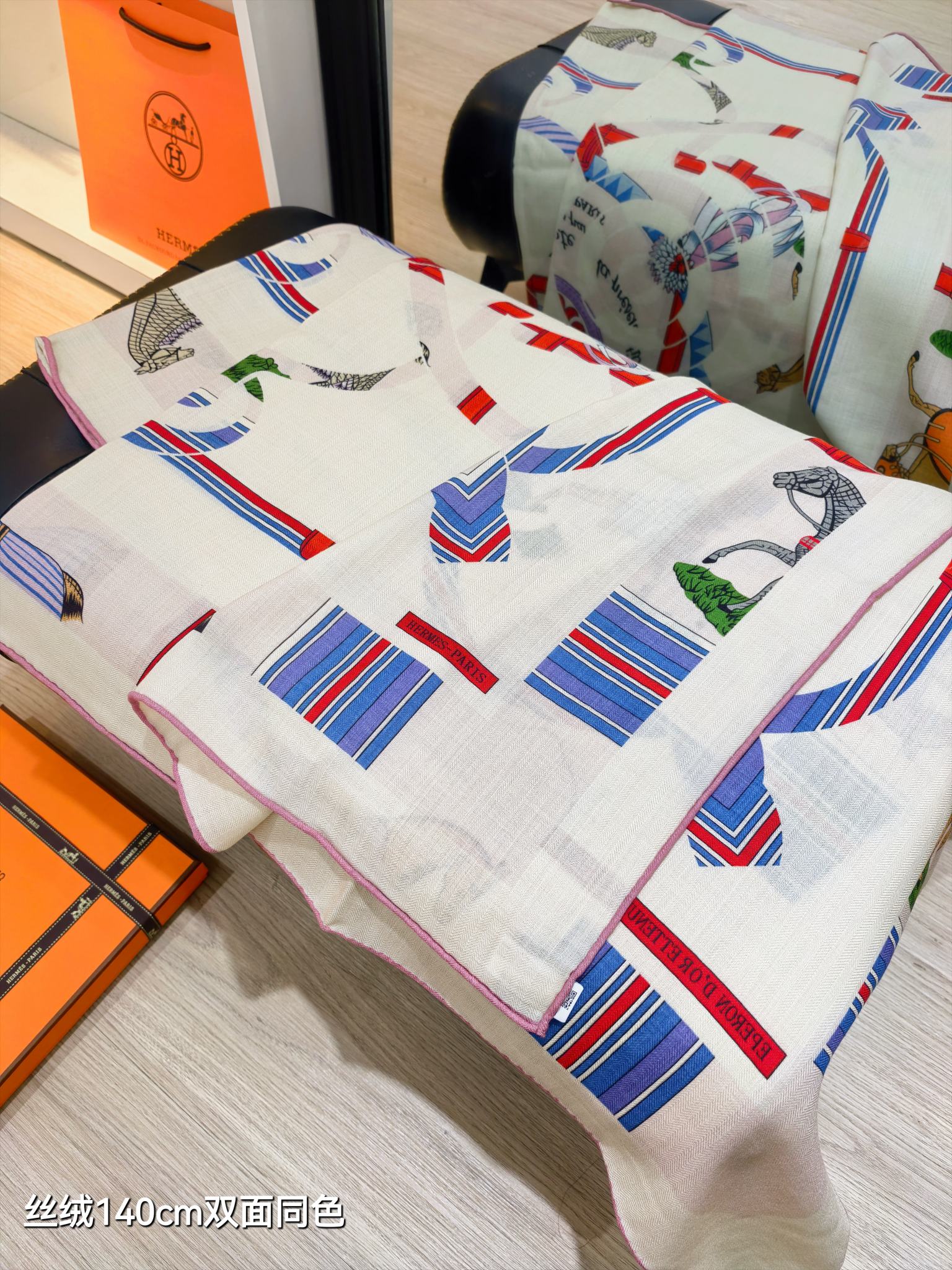 ❄RHMS2561
双面同色  140x140cm 70%羊绒30%真丝
爱马仕《金质马刺与骏马的披挂叠