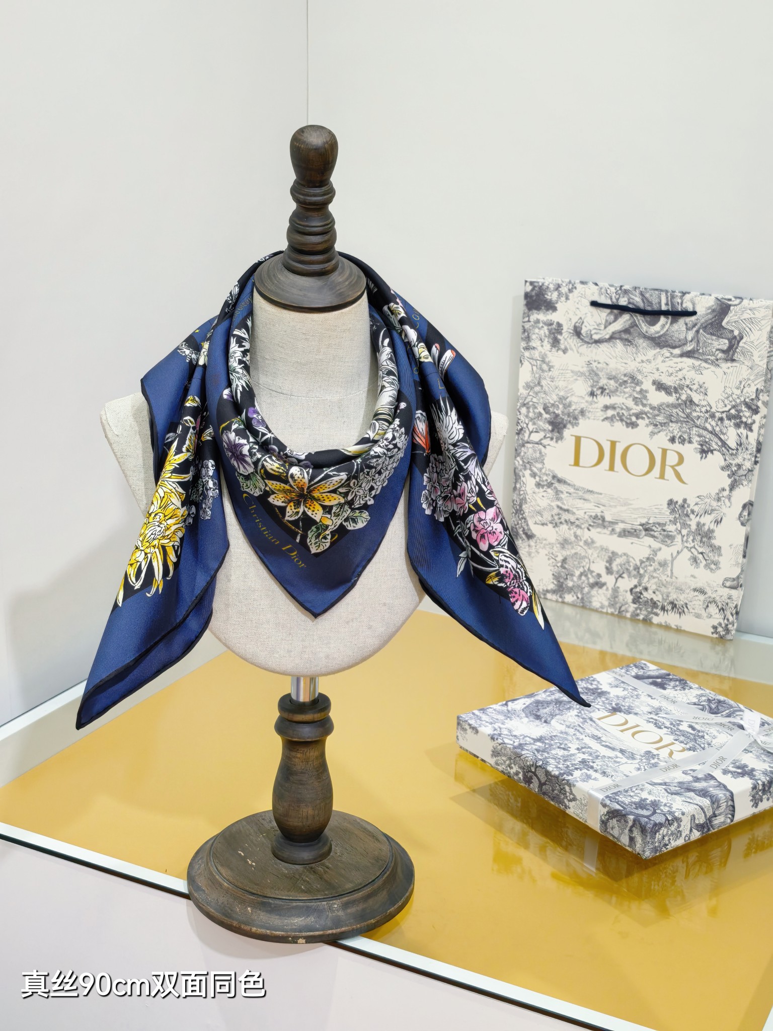 🌼SDO2541
18姆米双面  90x90cm斜纹真丝
迪奥《》