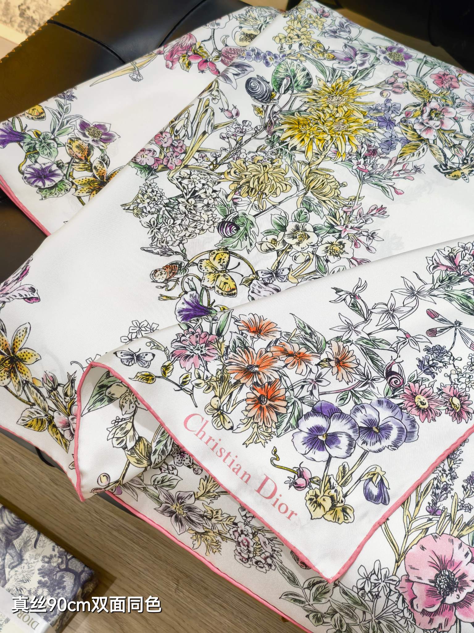 P190🌼SDO2542
18姆米双面  90x90cm斜纹真丝
迪奥《》