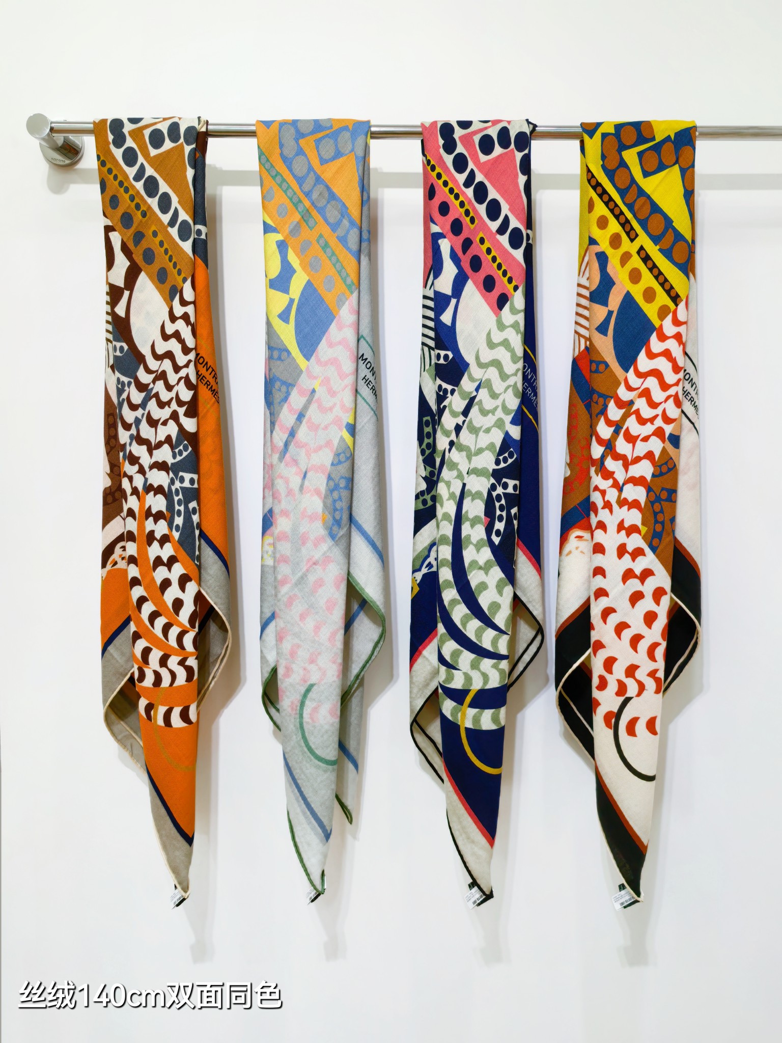 ❄RHMS2567
双面同色  140x140cm 70%羊绒30%真丝
爱马仕《高乔风格马鞍》