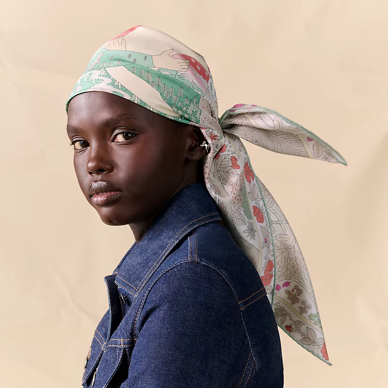 🌼SHMS256918姆米双面 90x90cm斜纹真丝爱马仕《于月神之怀》