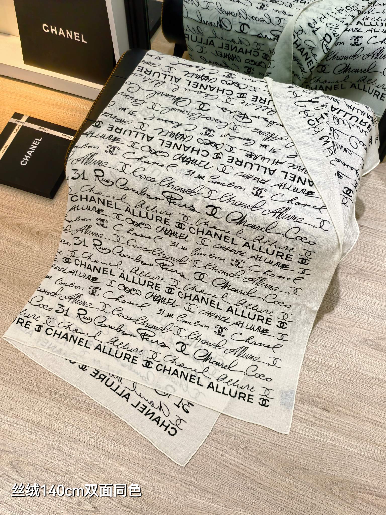 ❄RCC2566
双面同色  140x140cm 70%羊绒30%真丝
香奈儿《》