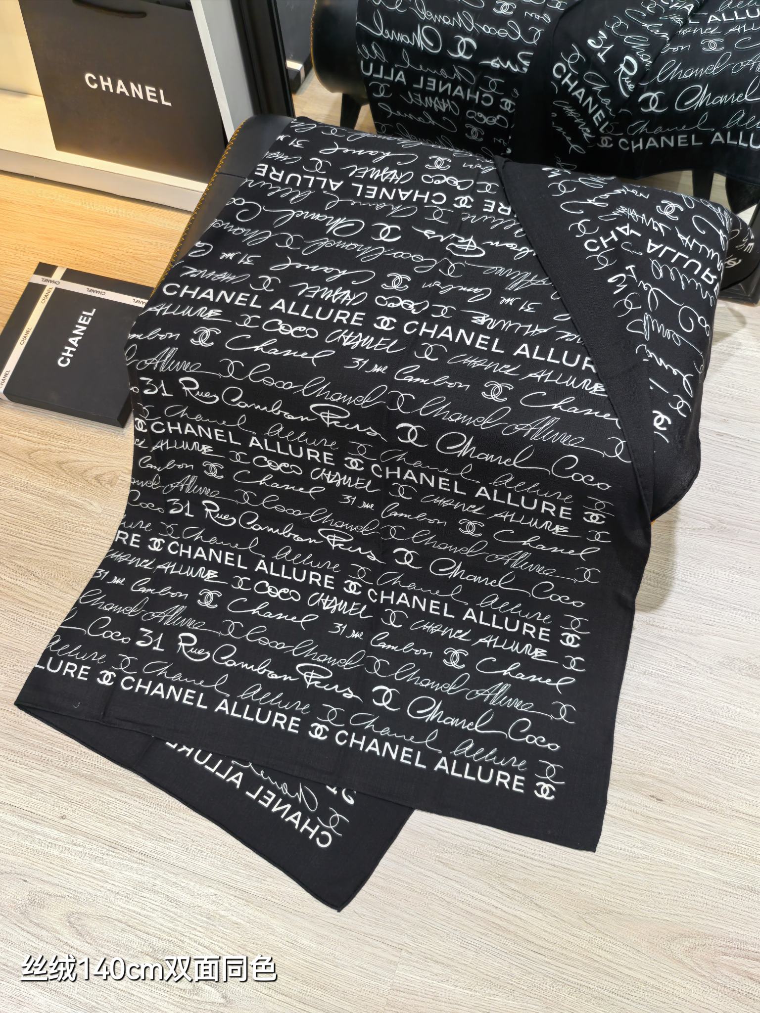 ❄RCC2566
双面同色  140x140cm 70%羊绒30%真丝
香奈儿《》