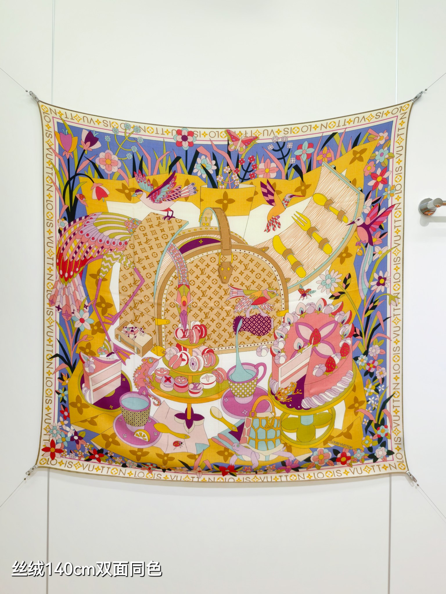 P220❄RLV2555
双面同色  140x140cm 70%羊绒30%真丝
LV《Picnic》