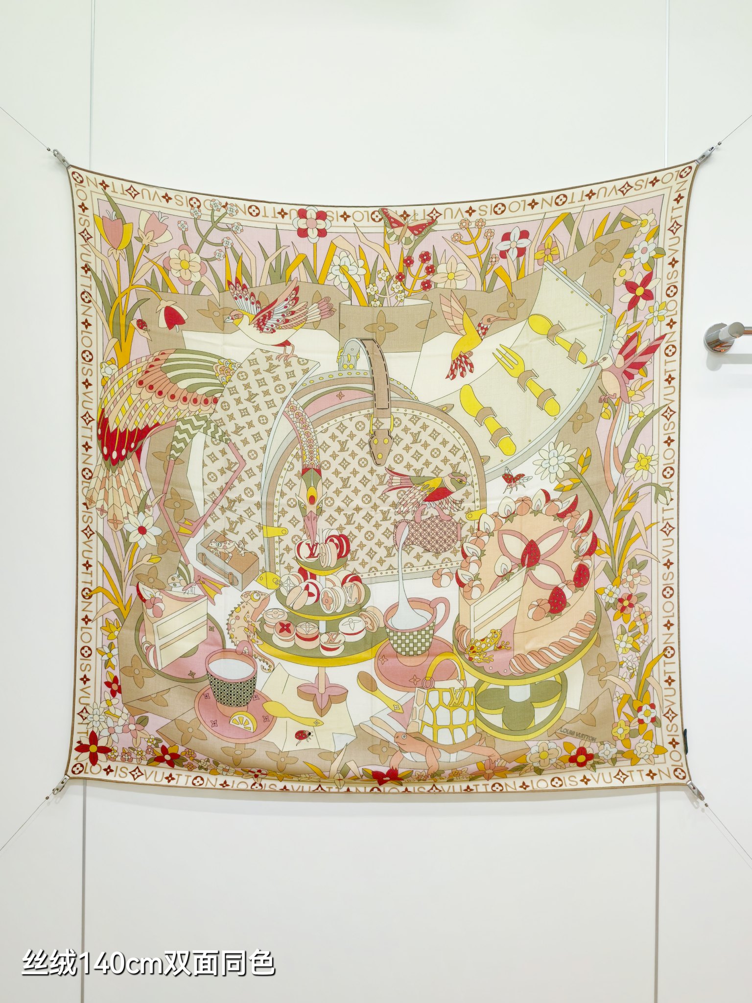 P220❄RLV2555
双面同色  140x140cm 70%羊绒30%真丝
LV《Picnic》