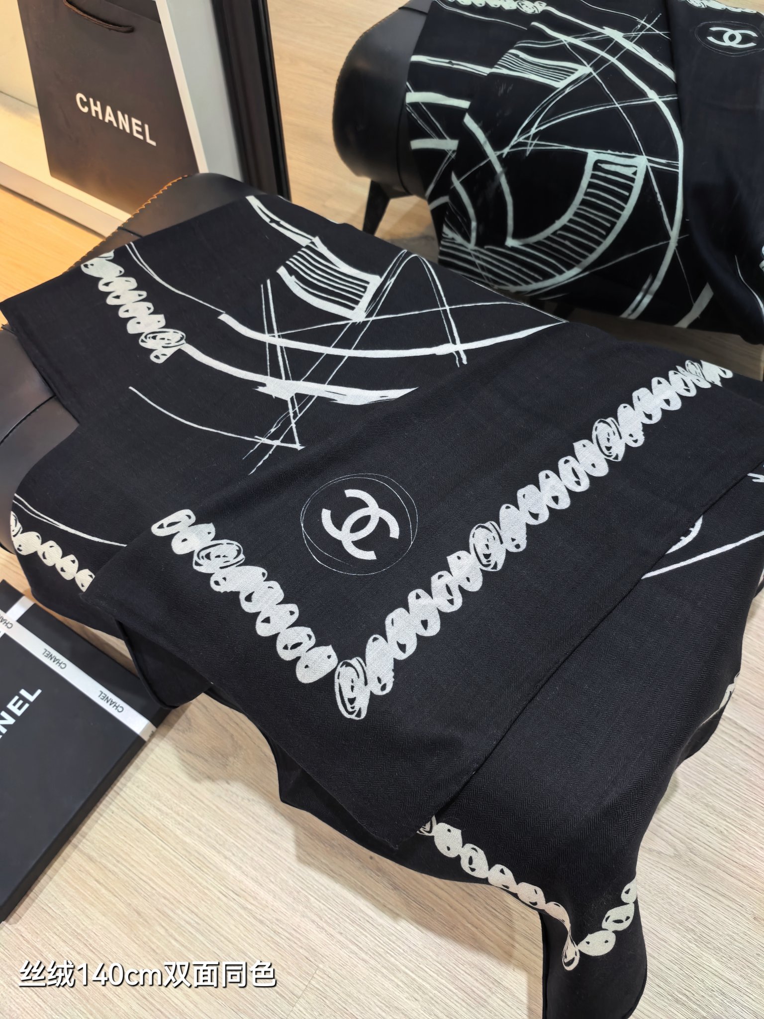 P235❄RCC2588
双面同色  140x140cm 70%羊绒30%真丝
香奈儿《》