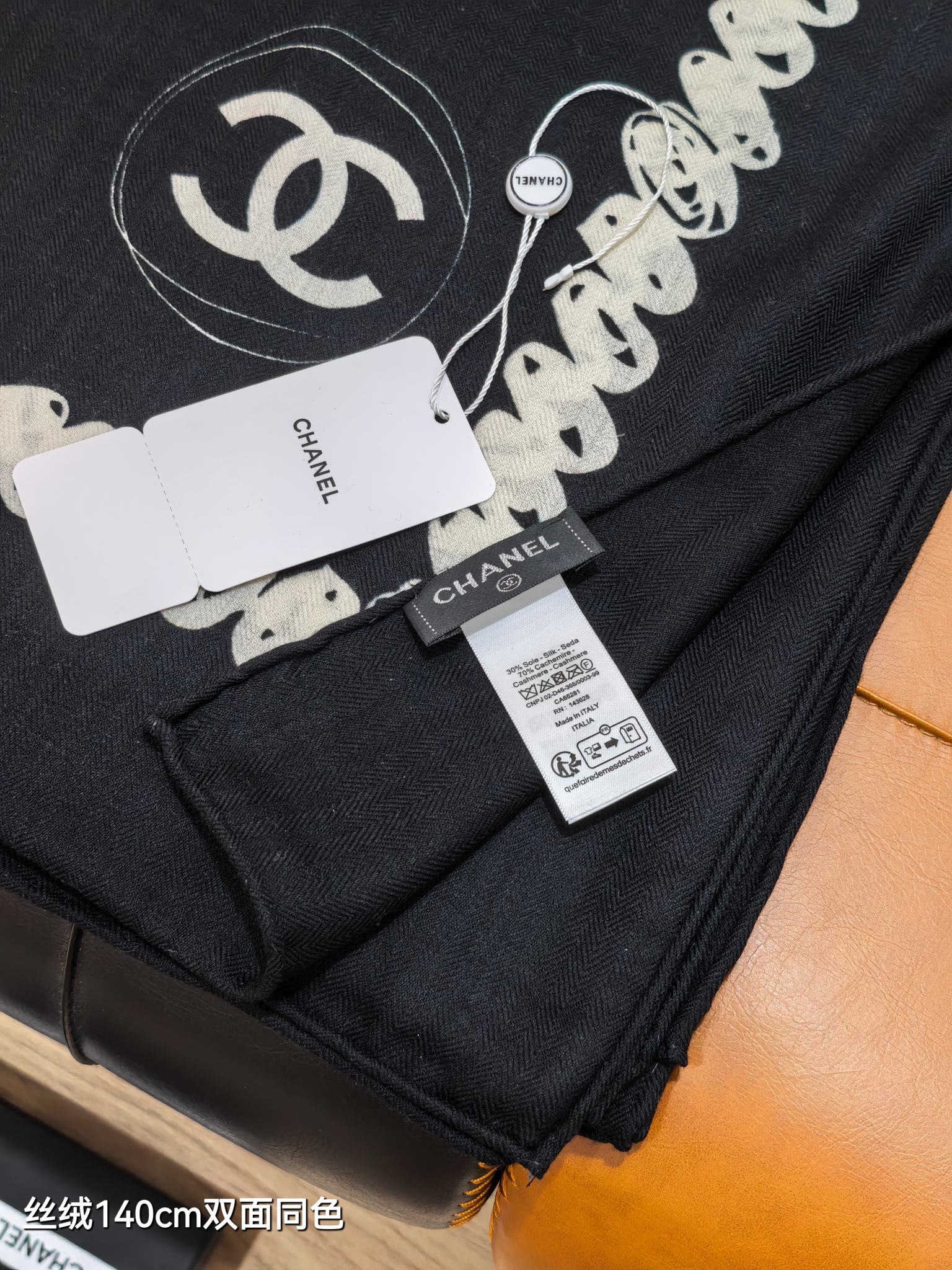 P235❄RCC2588
双面同色  140x140cm 70%羊绒30%真丝
香奈儿《》