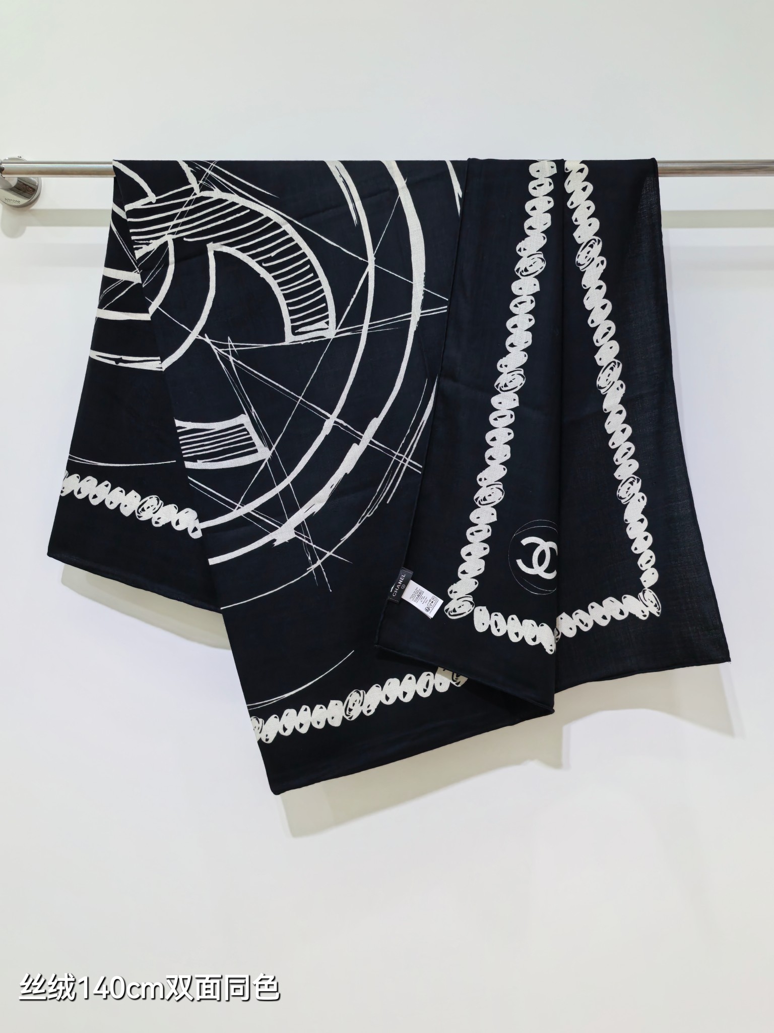 P235❄RCC2588
双面同色  140x140cm 70%羊绒30%真丝
香奈儿《》