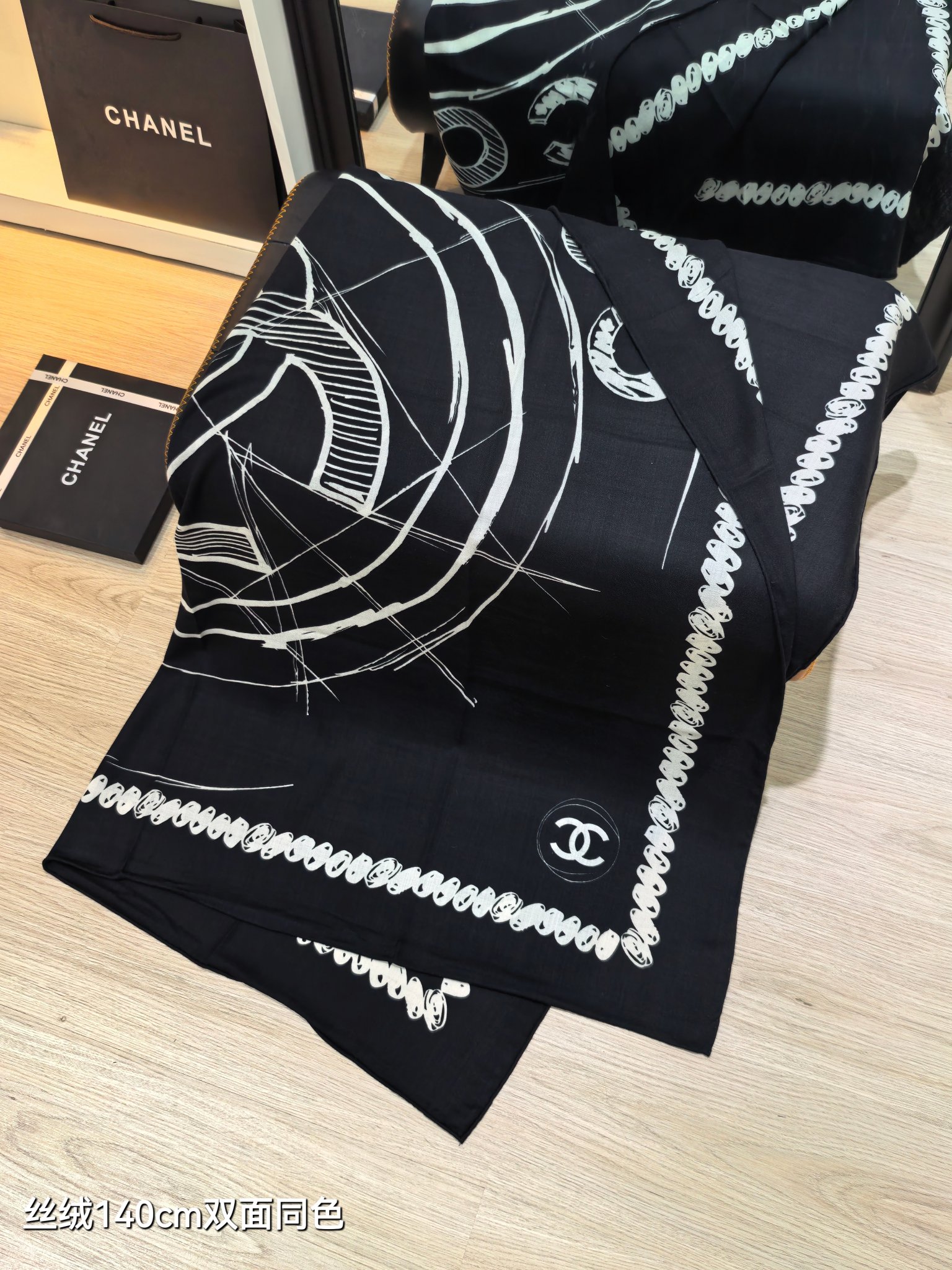 P235❄RCC2588
双面同色  140x140cm 70%羊绒30%真丝
香奈儿《》