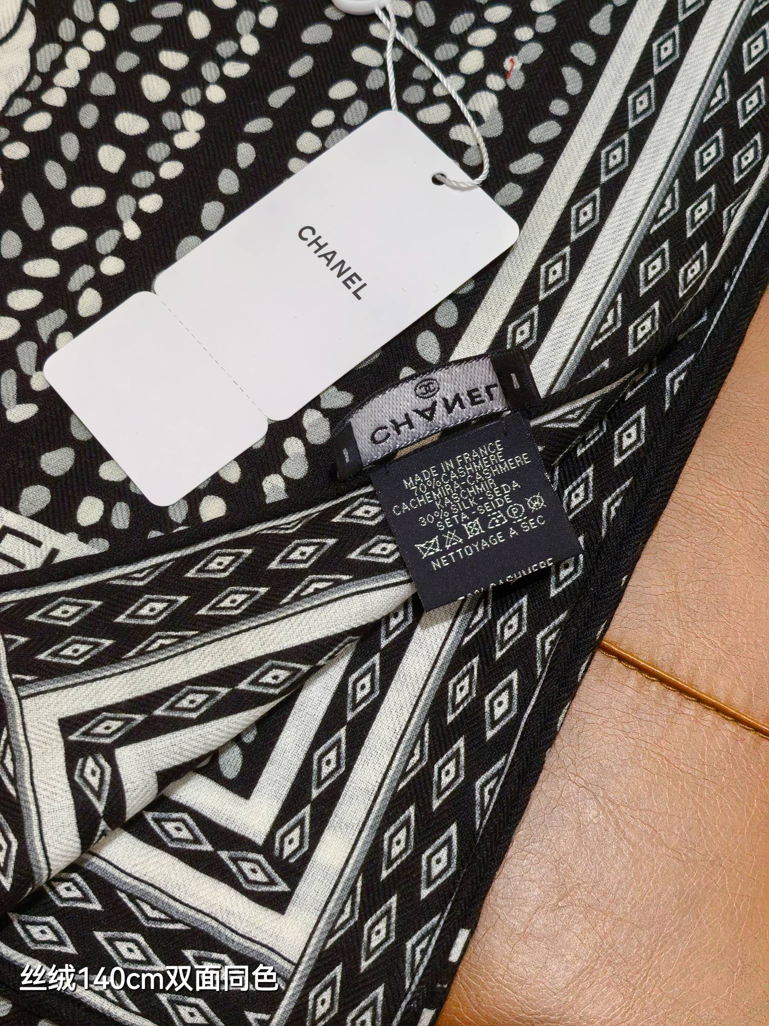 P235❄RCC2589
双面同色  140x140cm 70%羊绒30%真丝
香奈儿《》