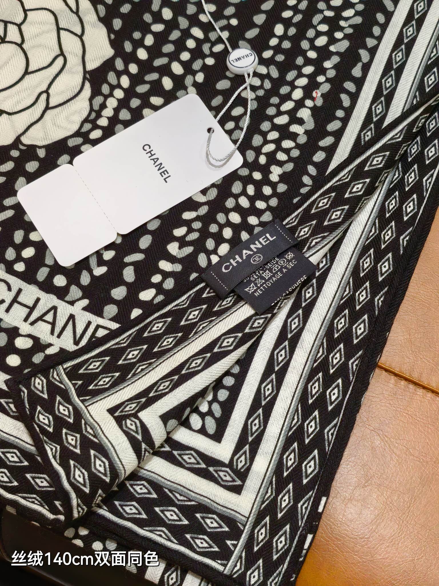 P235❄RCC2589
双面同色  140x140cm 70%羊绒30%真丝
香奈儿《》