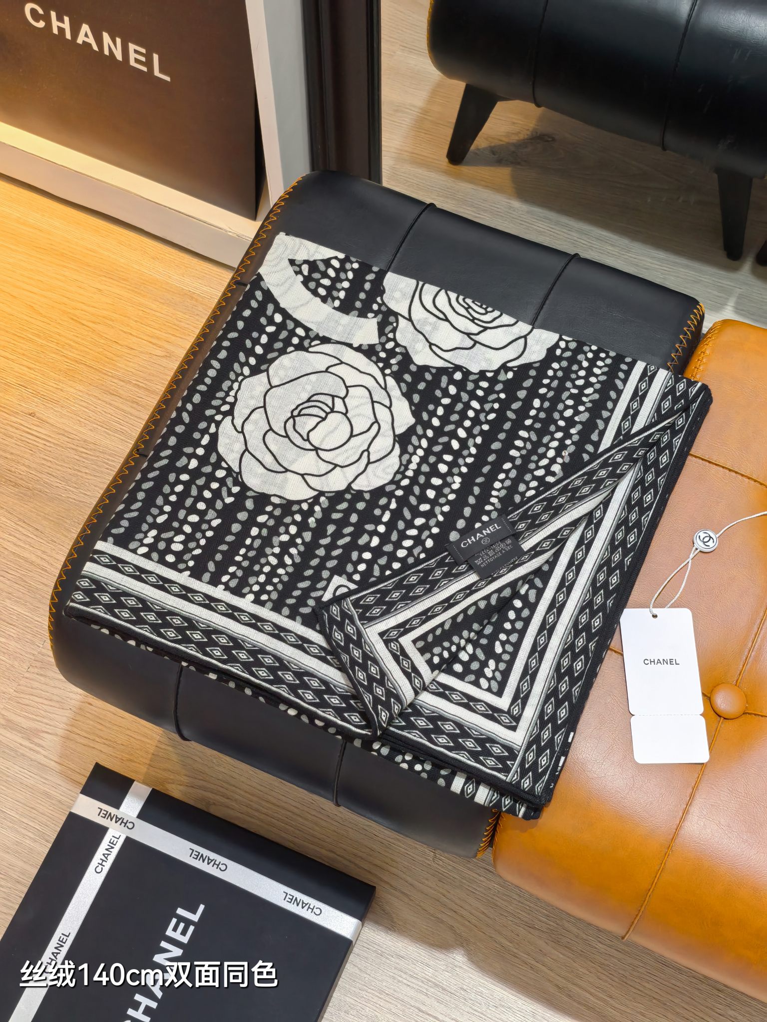 P235❄RCC2589
双面同色  140x140cm 70%羊绒30%真丝
香奈儿《》