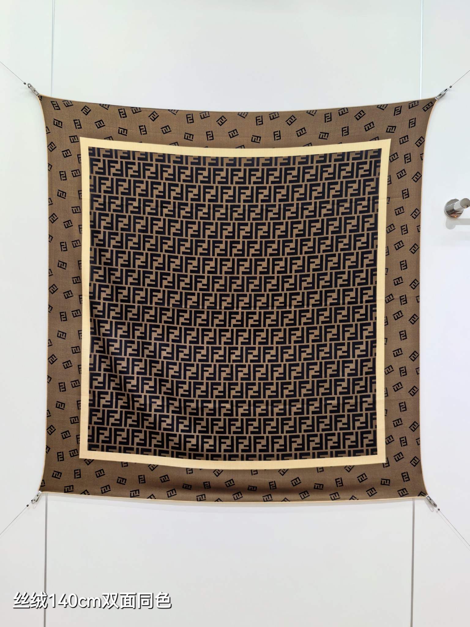 P220❄RFD2510
双面同色 140x140cm 70%羊绒30%真丝
芬迪《》