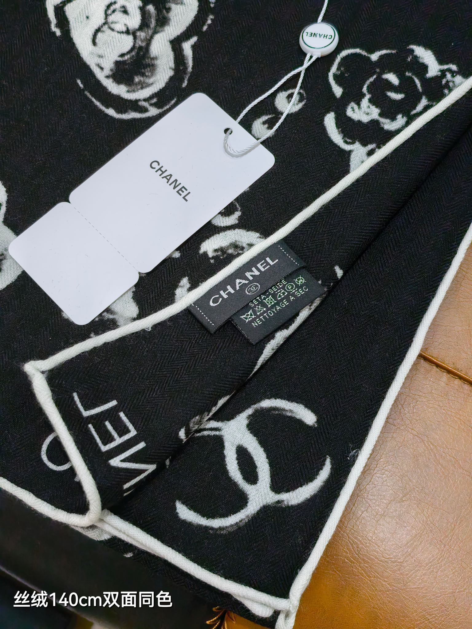 P235❄RCC2591
双面同色  140x140cm 70%羊绒30%真丝
香奈儿《》