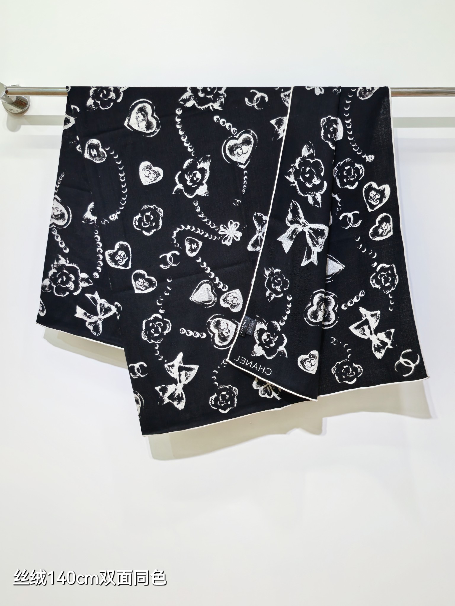 P235❄RCC2591
双面同色  140x140cm 70%羊绒30%真丝
香奈儿《》