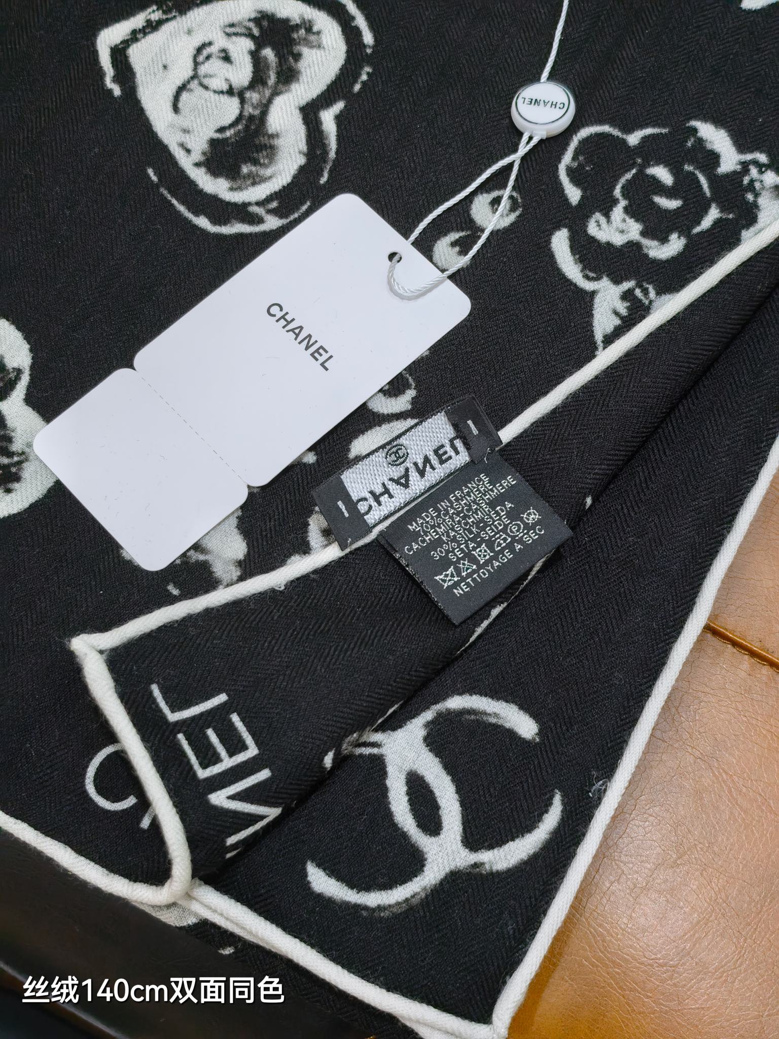 P235❄RCC2591
双面同色  140x140cm 70%羊绒30%真丝
香奈儿《》