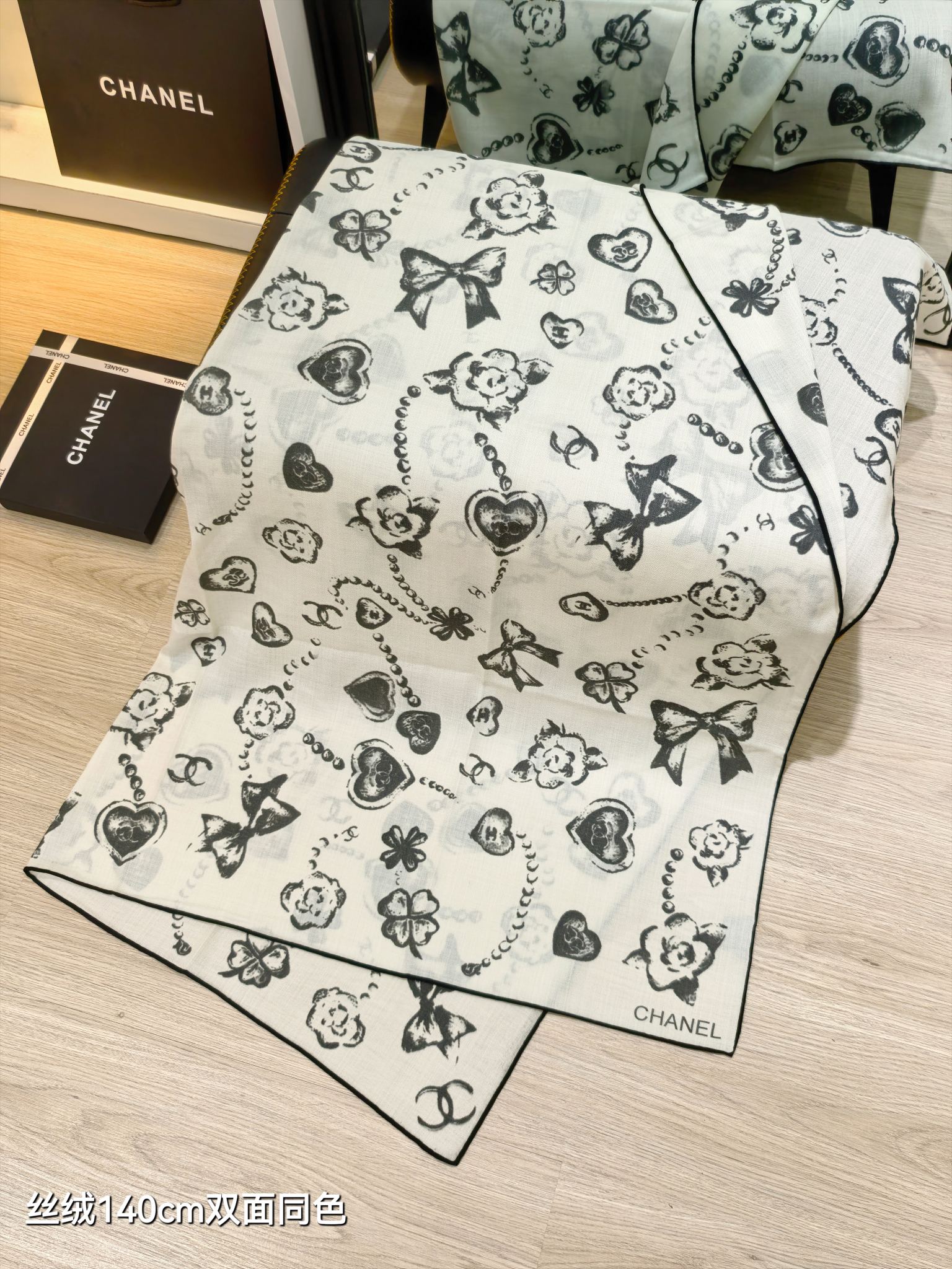 P235❄RCC2591
双面同色  140x140cm 70%羊绒30%真丝
香奈儿《》