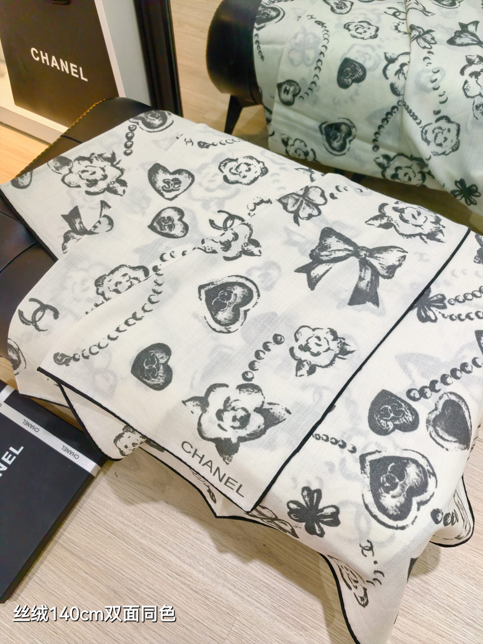 P235❄RCC2591
双面同色  140x140cm 70%羊绒30%真丝
香奈儿《》